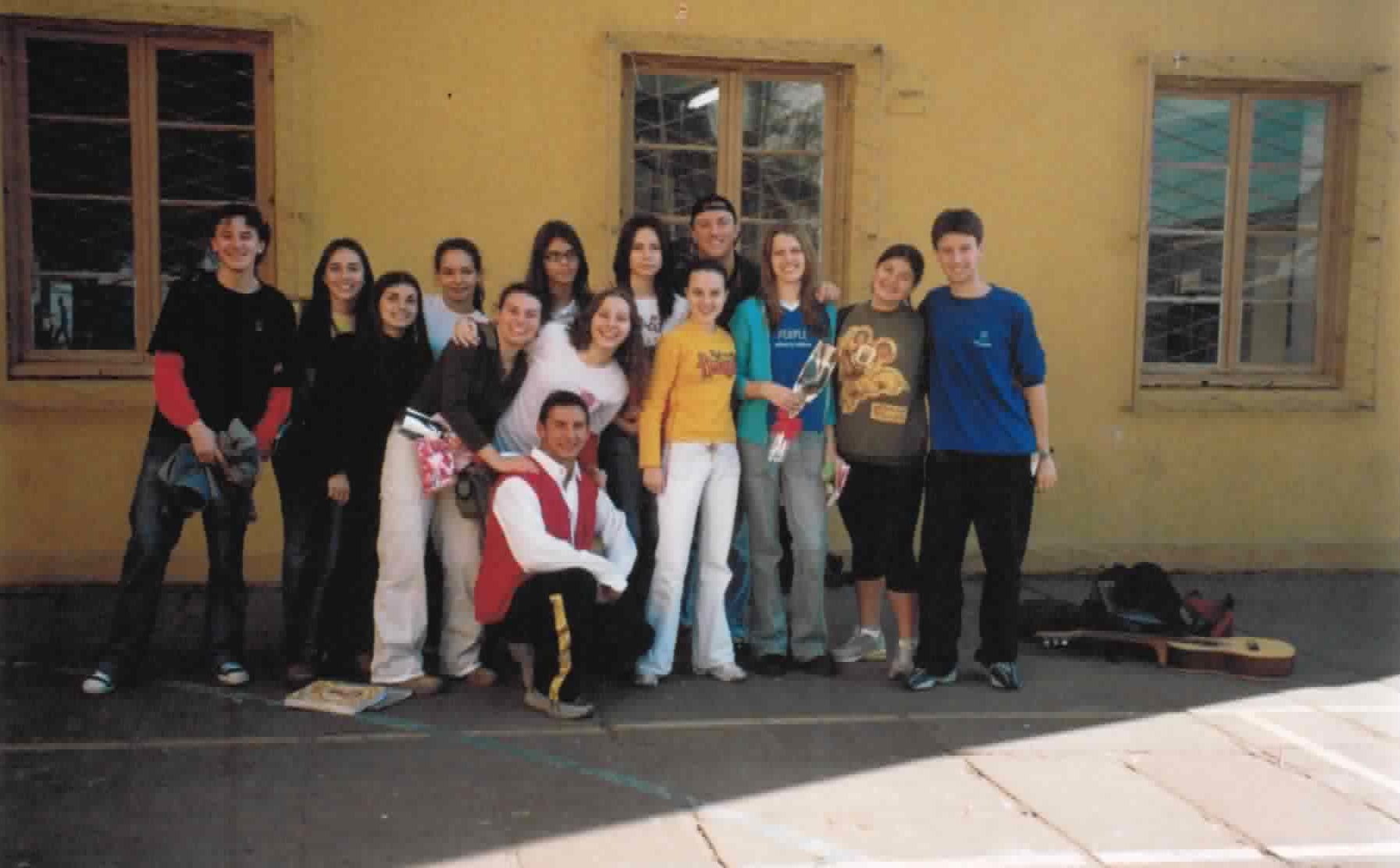 Despedida que a turma do colégio de Bruna nos EUA fez para ela antes de seu retorno. Da esquerda para direita, na segunda coluna, Bruna é a segunda.