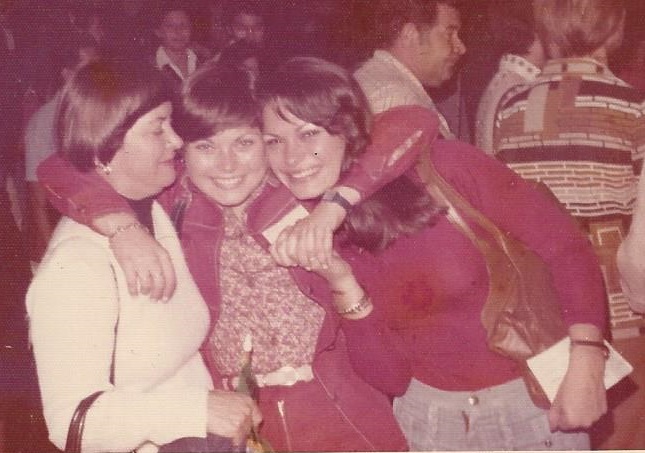 Partida do Brasil no aeroporto internacional, Marcia Buckley com sua mãe e irmã