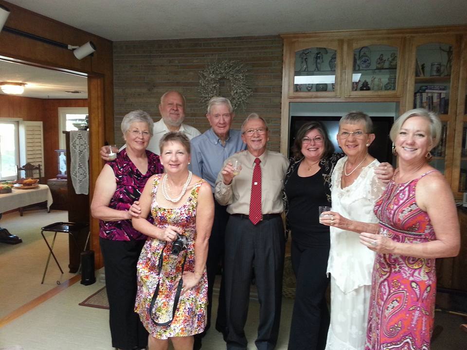 Marcia Buckley retorna a casa da família hospedeira para a comemoração de Bodas de Diamantes dos seus pais hospedeiros (60 anos de casados). Da direita para e esquerda: irmã hospedeira mais nova (Ann Rowland), mãe hospedeira (Marilyn Rowland), Marcia Buckley, pai hospedeiro (Charles Rowland), marido de Marcia (William/Bill Buckley), amigos dos Rowland e em primeiro plano Phyllis Rowland