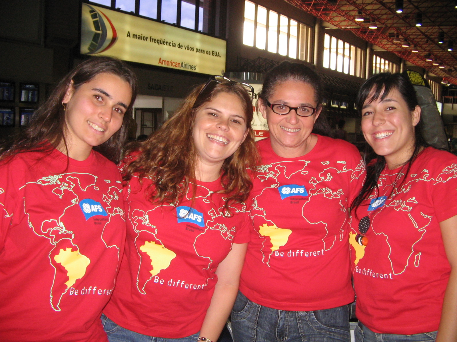 No aeroporto de Guarulhos (SP) durante apoio ao embarque de estudantes. Na foto da esquerda para direita: Viviane, Fabiane, Isabel Giacovetta e (pessoa s/ identificação).