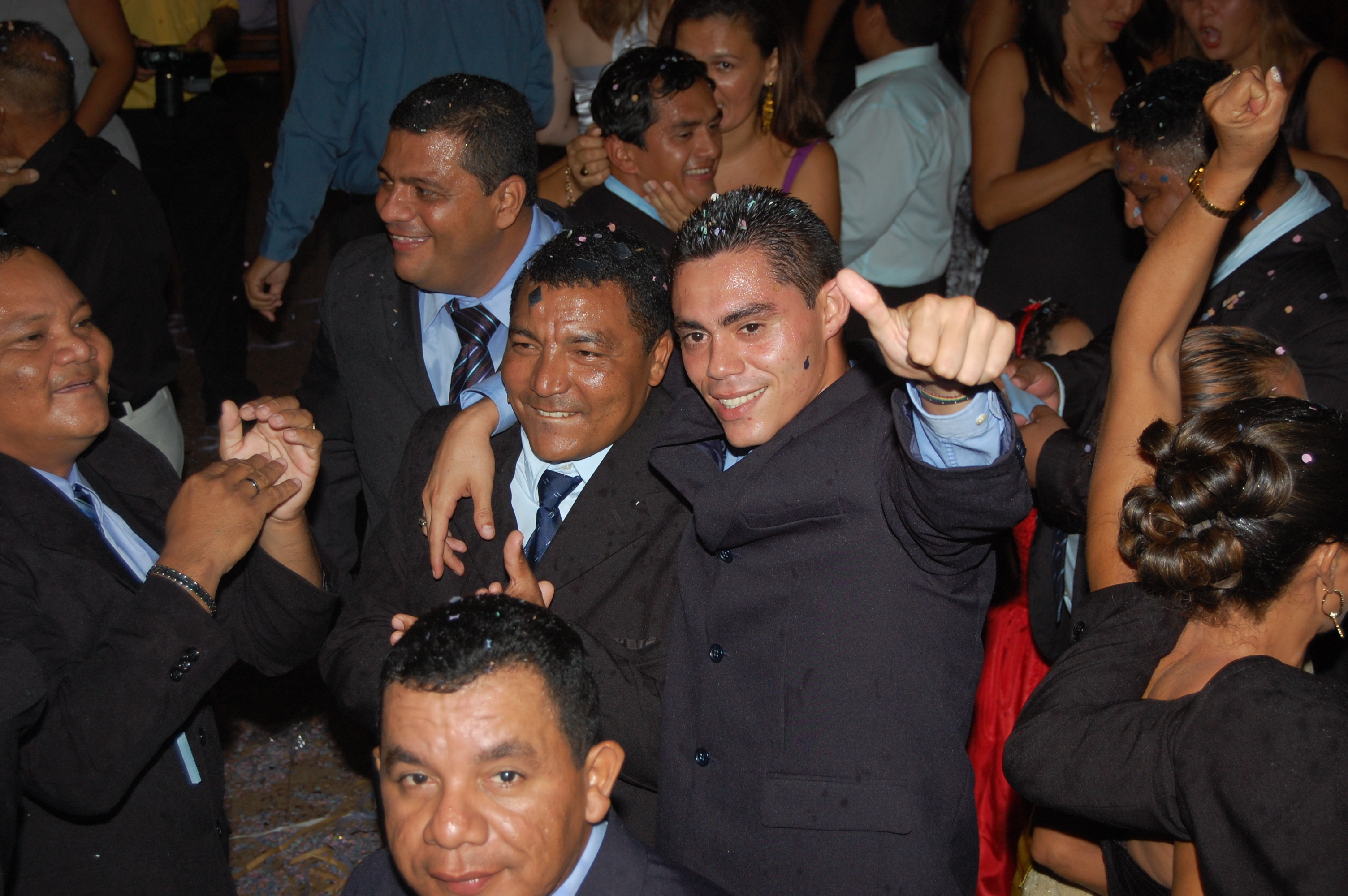 festa de comemoração da formatura em Gestão de Segurança Privada, ao lado de amigos.