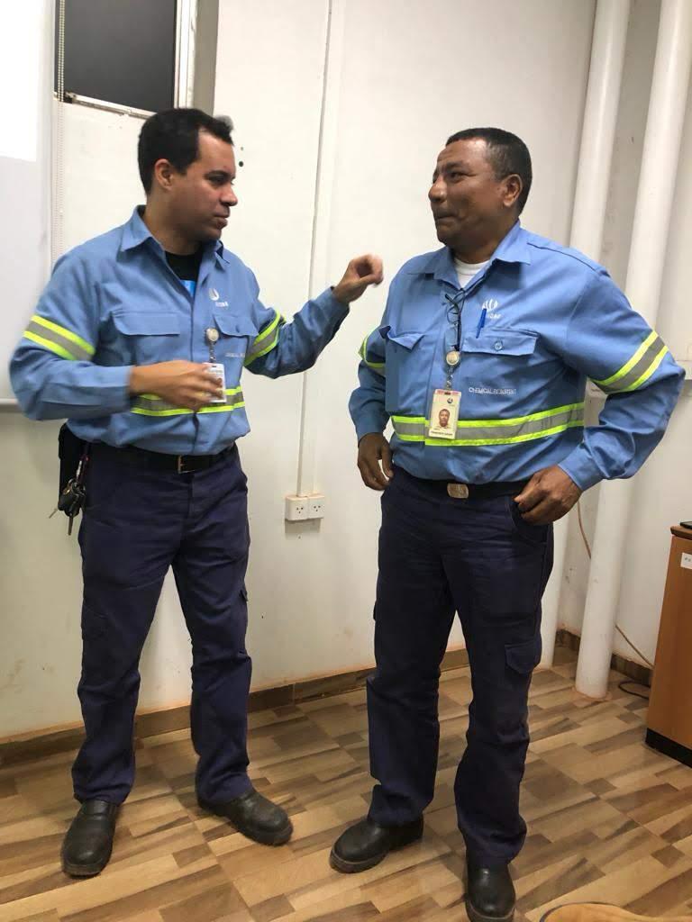 Francisco Xavier ao lado de seu líder, Glaucio Mendonça, durante o trabalho na Alunorte.