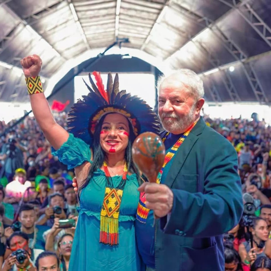 Lula foi até a tenda deles no Acampamento Terra Livre, em Brasília/DF, e subiu ao palco com Chirley.
Havia uma diversidade de povos indígenas que se reúnem para lutar pelos territórios, pela saúde, pela educação, pelas questões ambientais, pela soberania alimentar, pela cultura e uma série de assuntos, para discutir e ver melhores providências e políticas públicas para os povos indígenas. Foi um dia muito importante para os povos indígenas no geral.
Subiram apenas duas pessoas no palco de cada instituição, que são as instituições da Apib - Articulação dos Povos Indígenas do Brasil. Chirley subiu no palco acompanhada de outro parente indígena, da Arpin Sudeste, mas só ela falou.