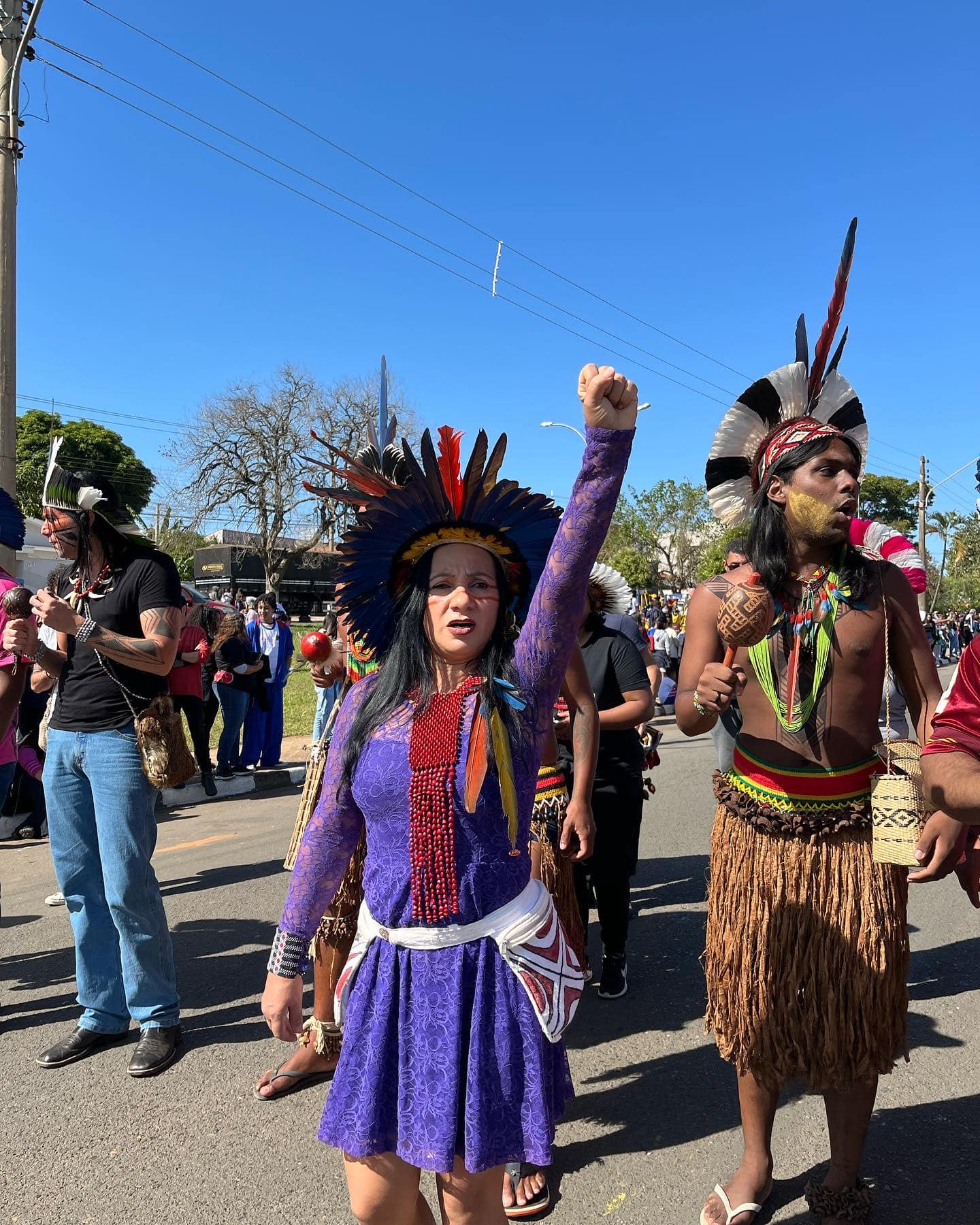 Chirley demonstrando sua força e sua luta durante a 2ª Feira de Arte e Cultura Indígena, em Estiva Gerbi/SP, realizada durante os dias 20 e 22 de maio de 2022. Na feira estavam reunidos vários povos indígenas, uma diversidade de povos. Entre as atividades, teve rodas de conversa, grafismos indígenas, as palestras e a interação com o público da cidade e com os próprios povos indígenas. Eles ocuparam esses espaços com seu corpo e com seu espírito.