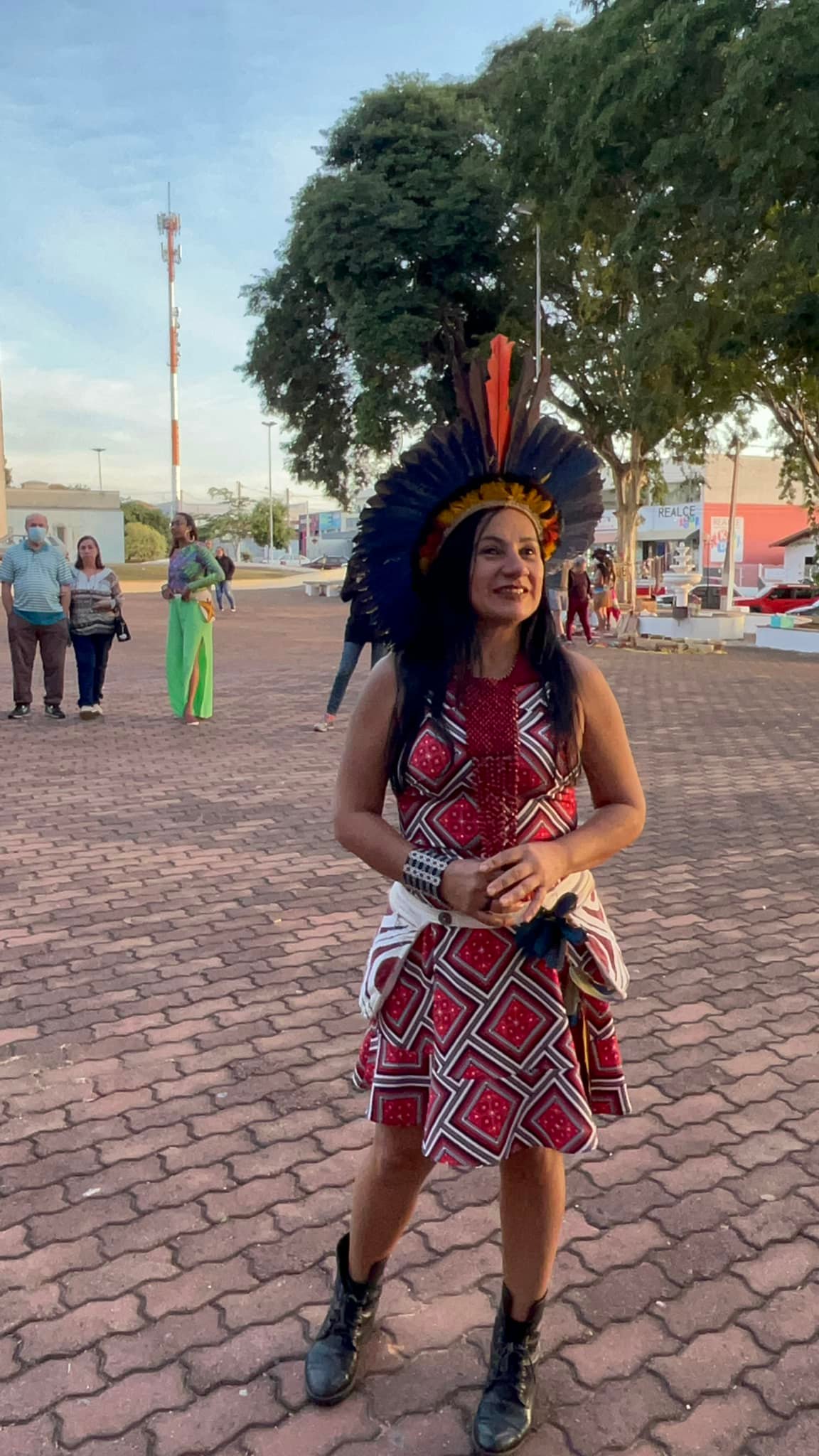 Chirley durante a 2ª Feira de Arte e Cultura Indígena, em Estiva Gerbi/SP, realizada durante os dias 20 e 22 de maio de 2022. Na feira estavam reunidos vários povos indígenas, uma diversidade de povos. Entre as atividades, teve rodas de conversa, grafismos indígenas, as palestras e a interação com o público da cidade e com os próprios povos indígenas. Eles ocuparam esses espaços com seu corpo e com seu espírito.