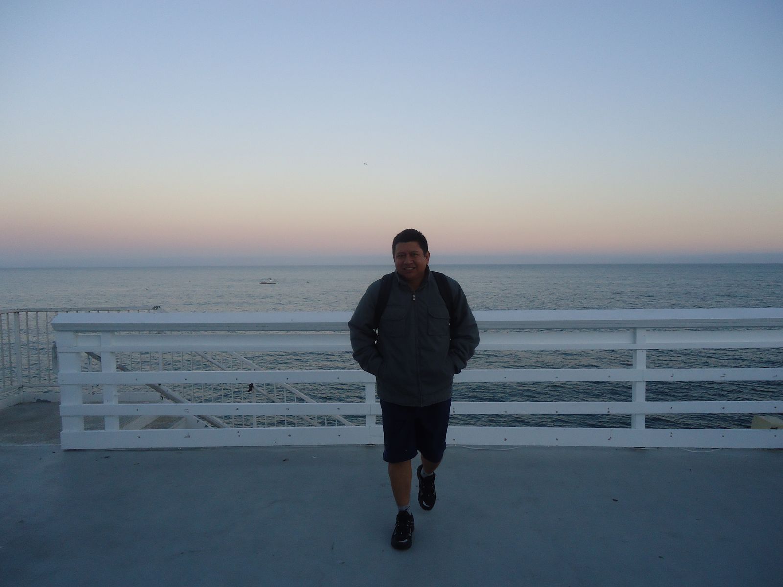 Emerson no Pier de Malibu durante período em que foi para os Estados Unidos fazer o curso de pós-graduação em Gestão Pública. Uma das primeiras vezes que ele saiu do país para poder se especializar.