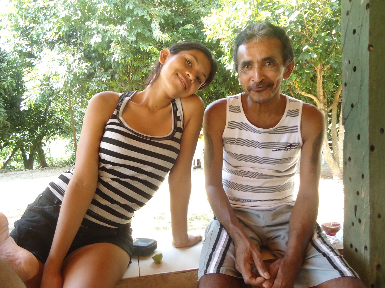 Kamutaja e seu pai, Gildo, no último ano de vida dele.
Ela é muito grata ao seu pai. Ele, junto da sua mãe, sempre deixou claro que eles precisavam ser fortes. Seu pai também se dedicou bastante na educação dos filhos, com a consciência de que eles tinham que estudar.