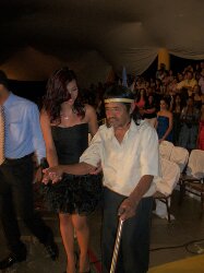 Kamutaja e seu avô Tutawa durante a formatura dela no Ensino Médio.