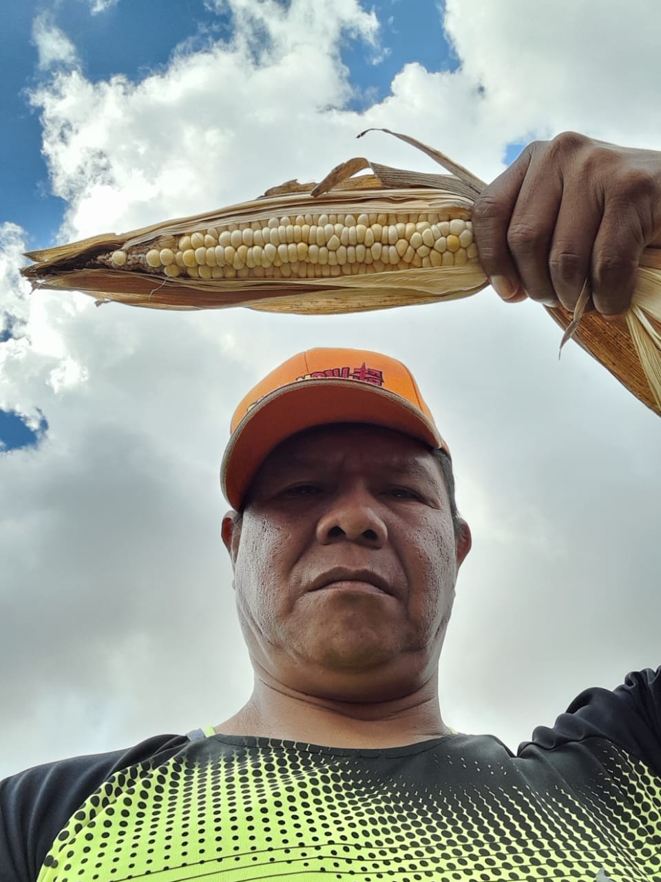 Genito e o milho branco. Quando a primeira terra é produzida, o curandeiro primeiramente coloca o milho branco, alimento ancestral e que simboliza resistência na cultura indígena.