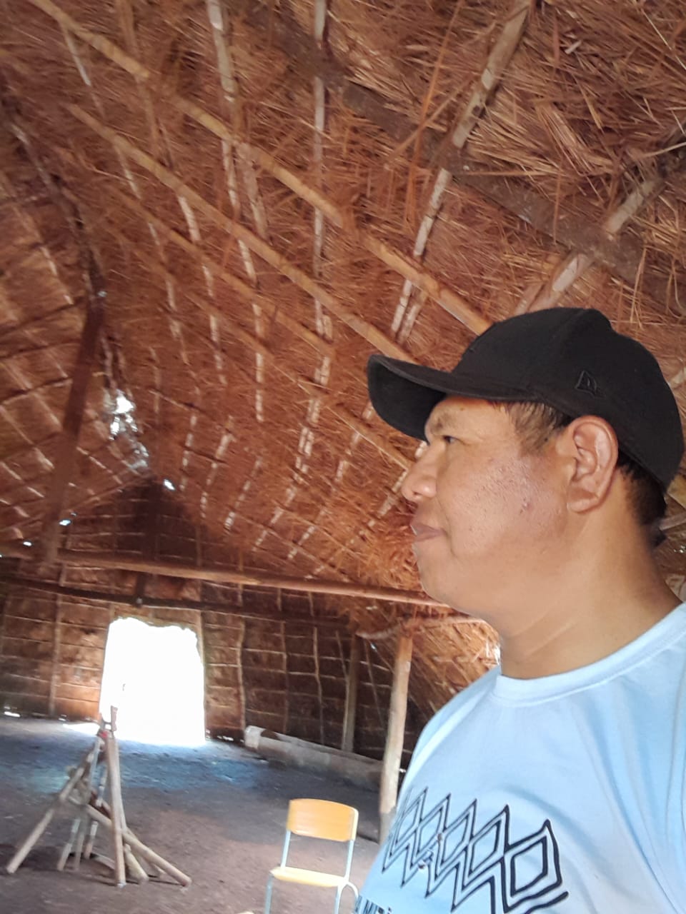 Genito em uma casa de reza. Para os povos indígenas, a casa de reza vai além de ser apenas um local de realização de rituais religiosos, é também o fortalecimento da resistência da etnia Guarani Kaiowá.