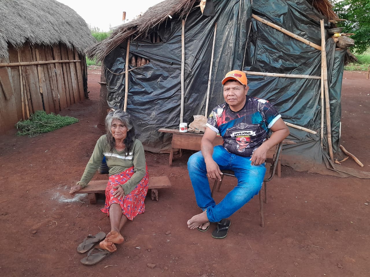 Genito ao lado de sua tia Teresa, no Tehoká Guaiviry, dentro do seu território.