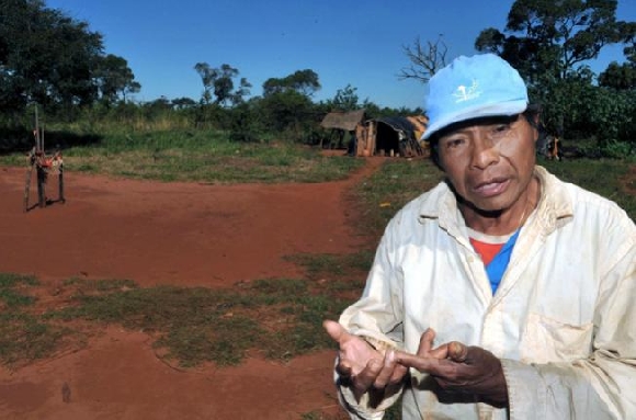 O pai de Genito foi assassinado em 2011, em Tehoká Guaiviry, pela mão dos fazendeiros. Até hoje seu corpo segue desaparecido. Seu pai era o Cacique Nísio Gomes.