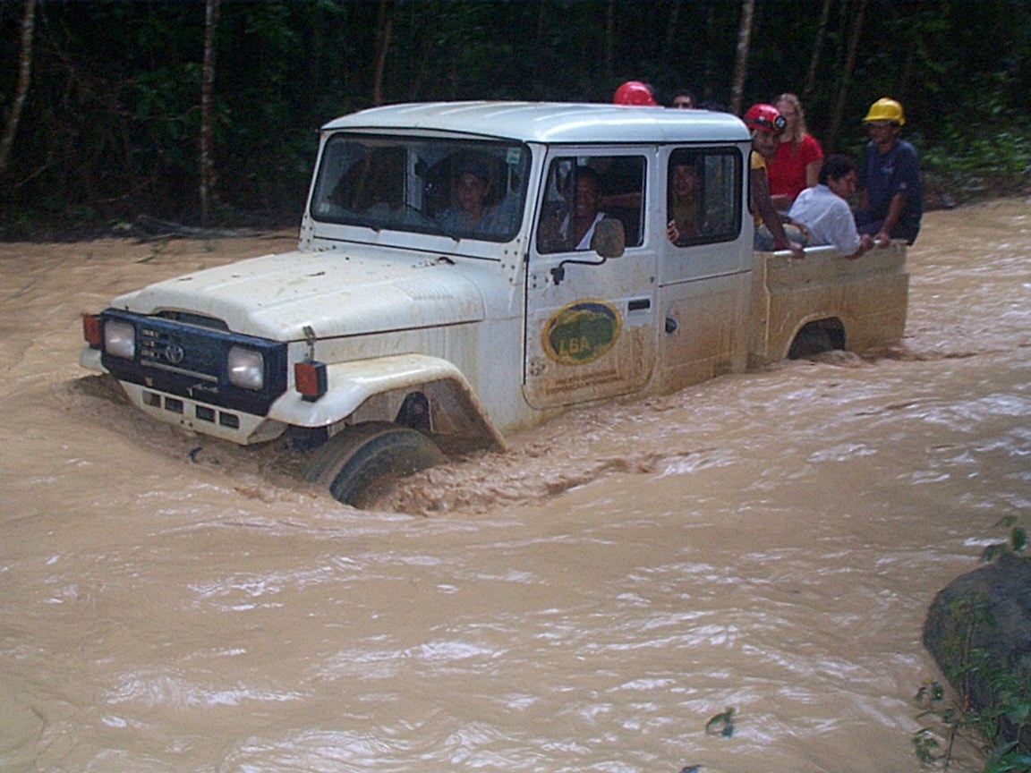 Trabalho de campo em Floresta Nacional do Tapajós na Amazônia, no período de chuvas.