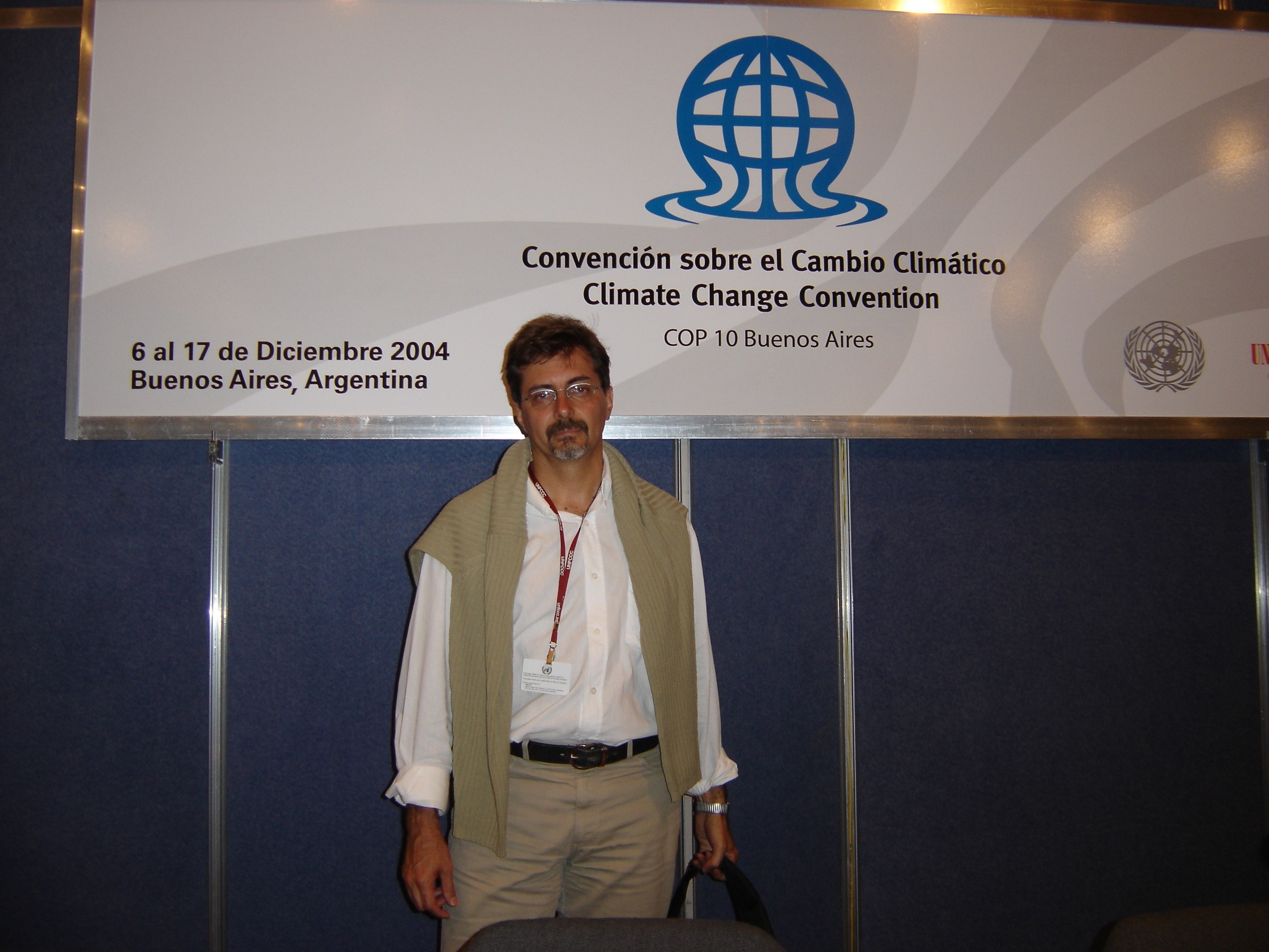 Paulo Moutinho diante de painel na COP9, que durou entre  6 e 17 de dezembro de 2004.