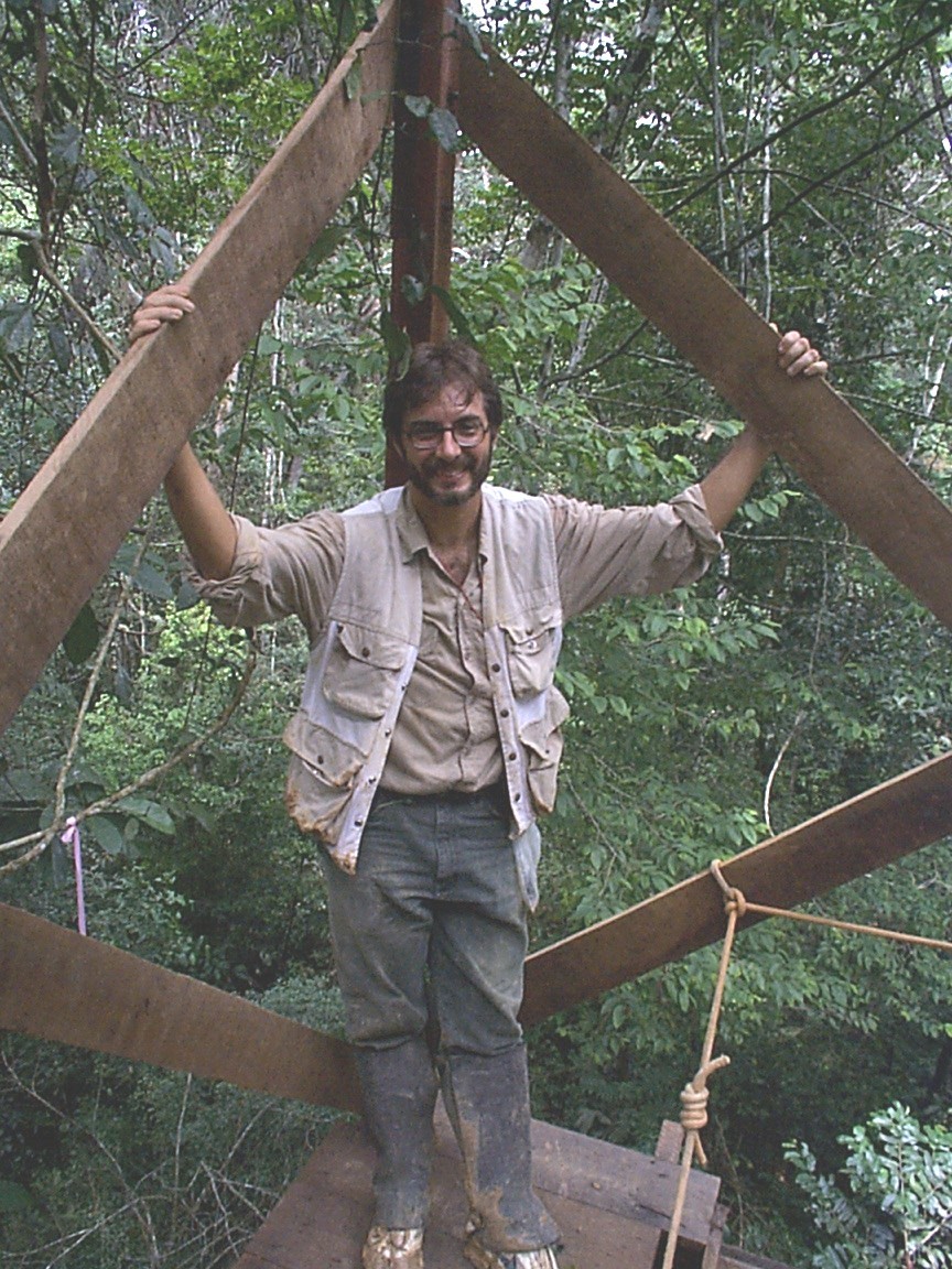 Paulo Moutinho em liteira na Floresta Nacional dos Tapajós. Foto mostra um grande experimento sobre os efeitos de secas prolongadas sobre a floresta amazônica por conta do aumento de aquecimento global e do desmatamento. É possível que a chuva na Amazônia seja drasticamente reduzida no futuro. Para entender quais as conseqüências destas secas para a floresta, o IPAM montou um experimento que exclui a chuva de 1 hectare de floresta utilizando painéis plásticos.