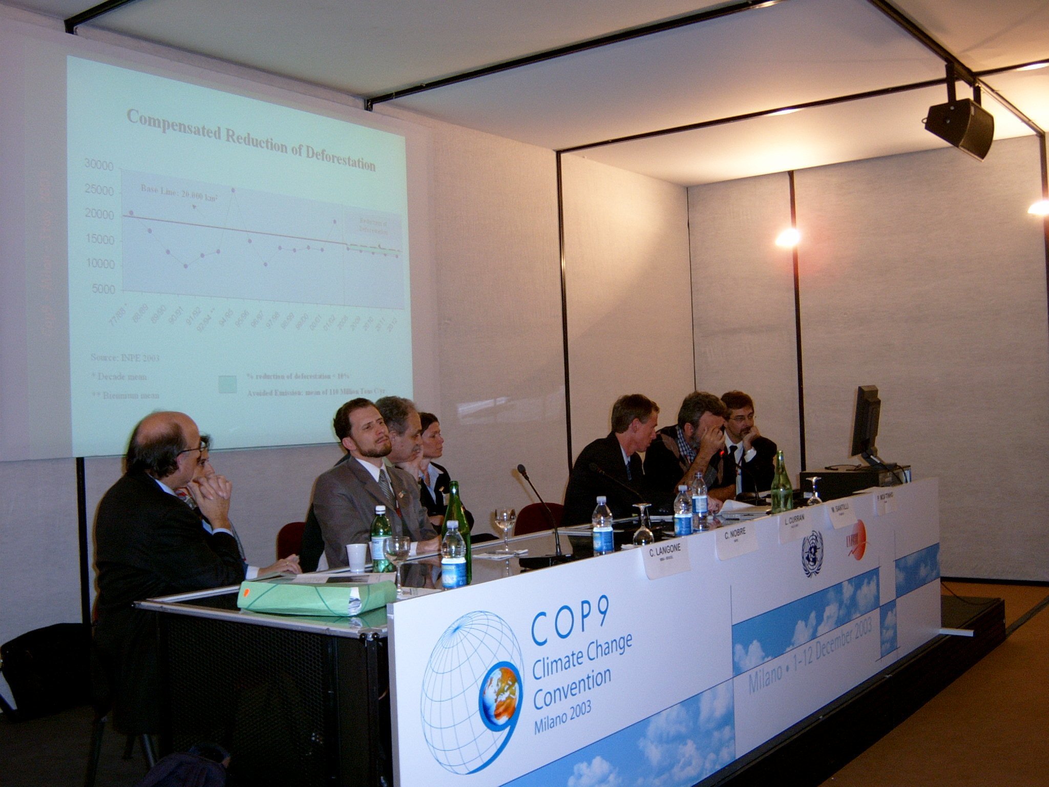 Foto mostra o evento paralelo, COP9, organizado pelo IPAM sobre mudança climática e desmatamento tropical. Neste evento Paulo Moutinho participou do lançamento de uma proposta chamada 