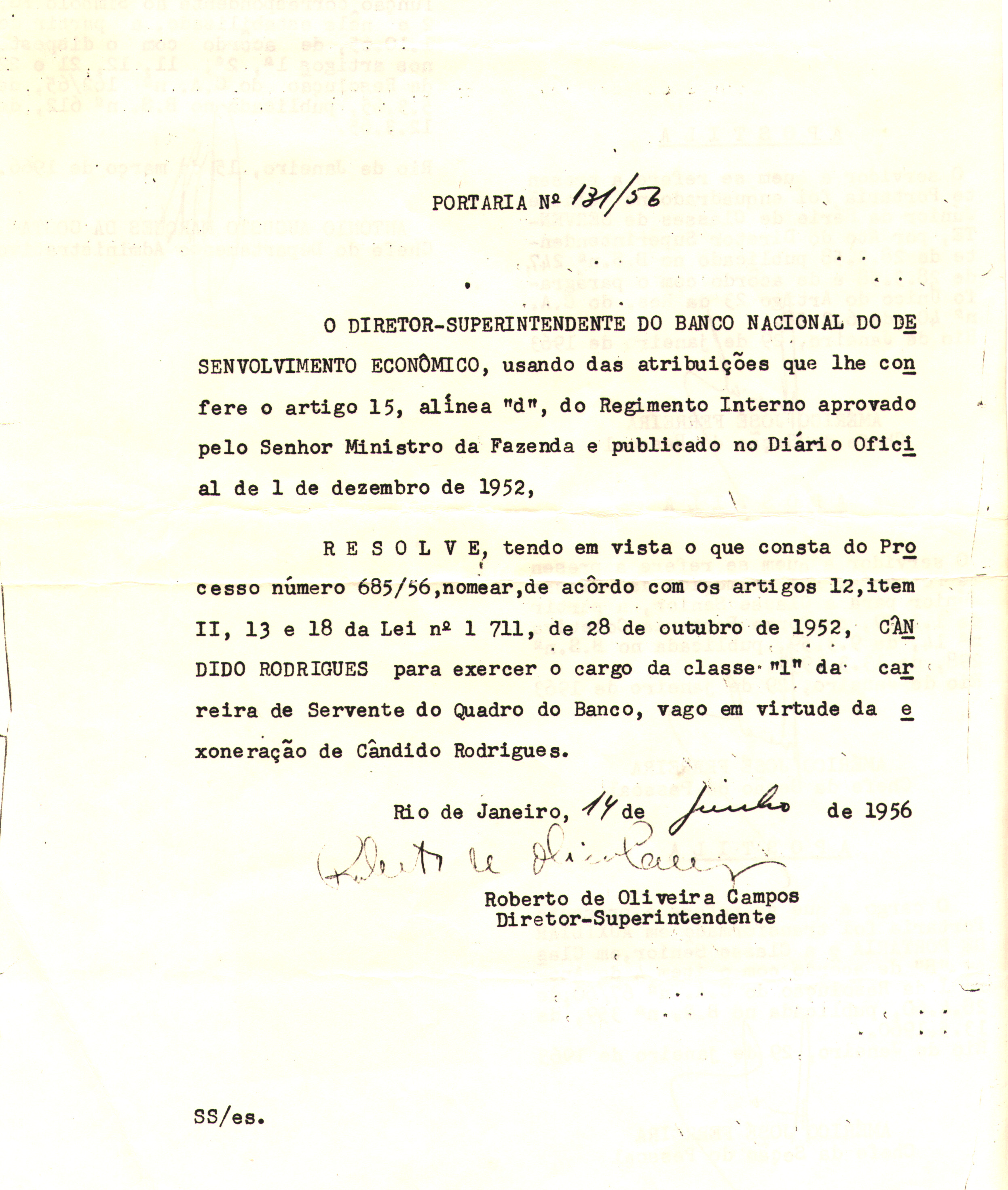 Quando Juscelino Kubitschek assumiu o governo, todos os funcionários interinos do BNDES prestaram concurso público para se efetivarem. O banco ofereceu um concurso preparatório para estes funcionários, mas eles que tiveram a iniciativa de se ajudarem.