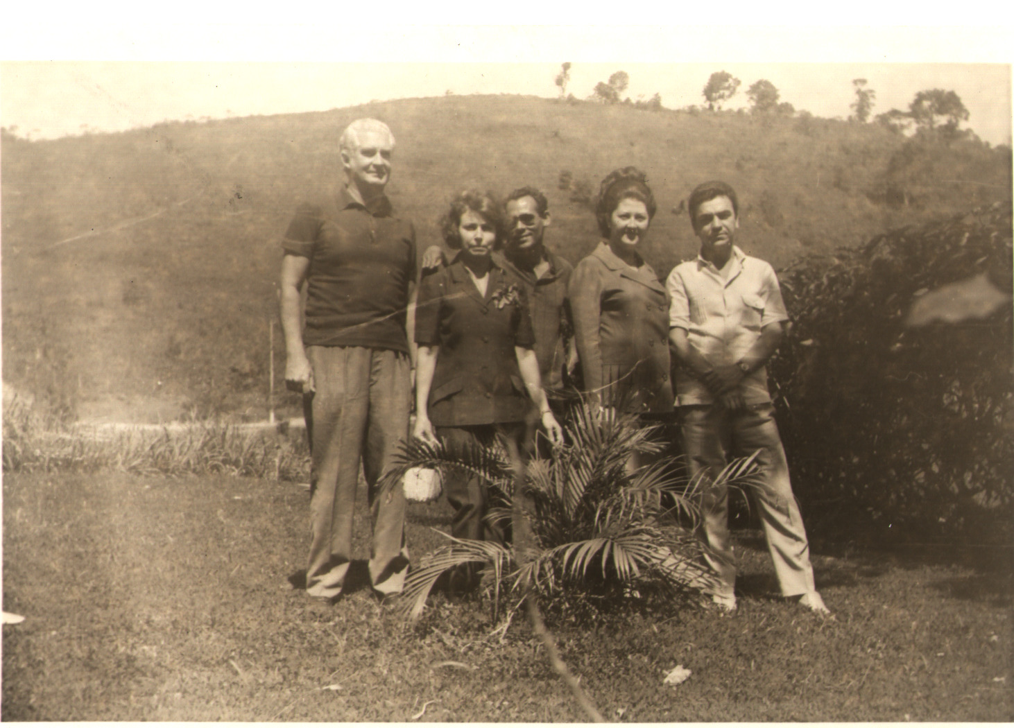 Excursão à antiga represa da Light promovida pela Associação dos Funcionários do BNDES. Esq.-dir.: Jair Teixeira (falecido), Lidia Lanes de Oliveira, João (motorista), Francisca Esteves de Almeida e Édson Cesário.