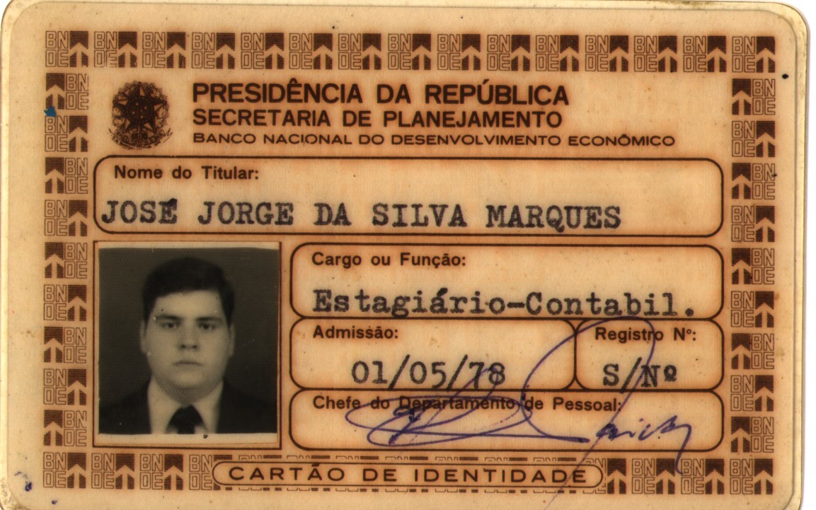 Cartão de identidade de José Jorge. Aos dezenove anos estudava, servia a marinha, trabalhava como estagiário e ainda ajudava o pai no escritório de contabilidade. Proveniente de uma família de contadores, o pai montou o escritório porque achava que ele e o irmão precisavam aprender e começar a trabalhar na área.
