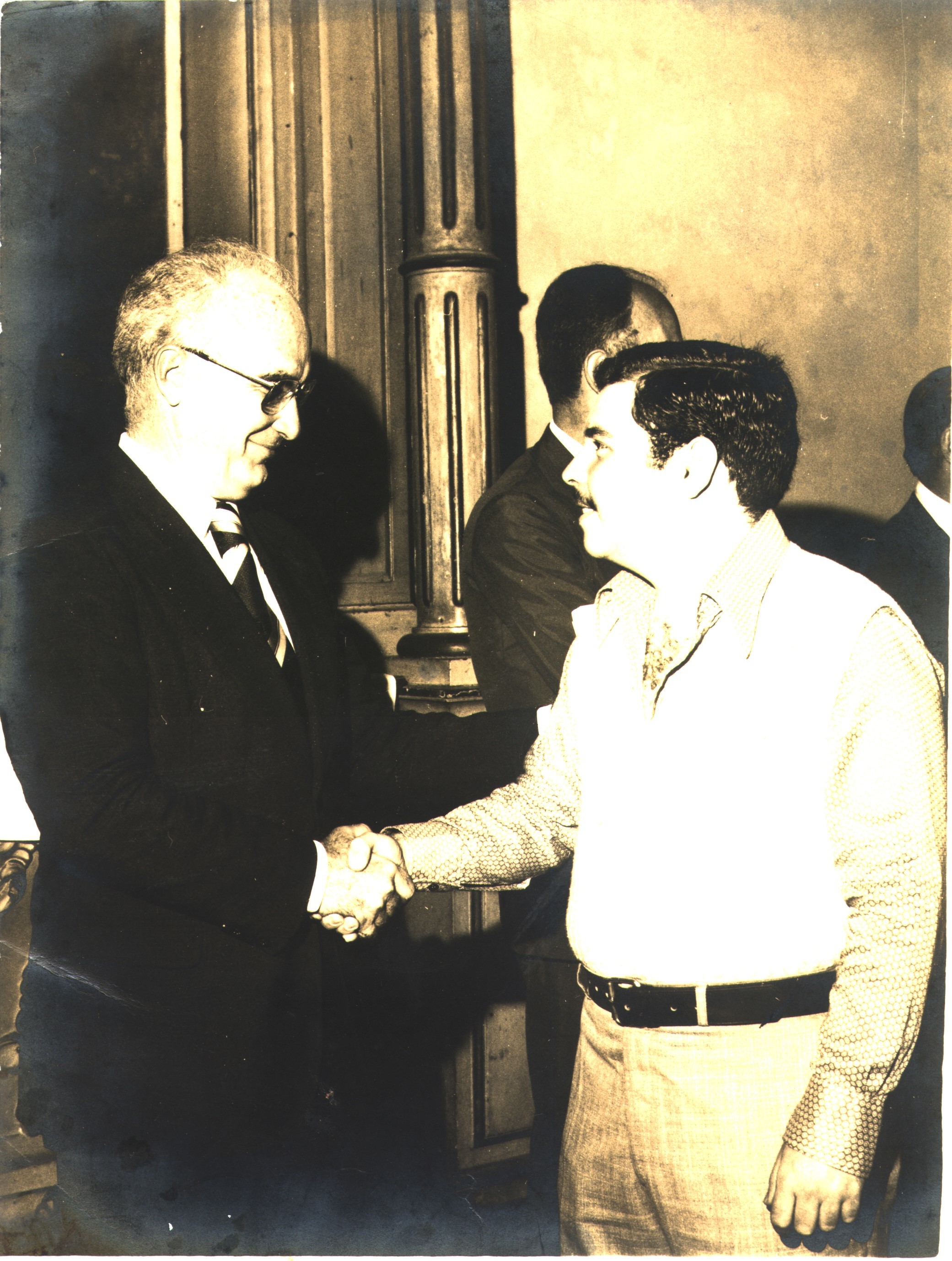 Aos 21 anos, José Jorge cumprimenta Luís Sande, presidente do BNDES na época, em uma missa de Ação de Graças que ocorreu no aniversário do banco.