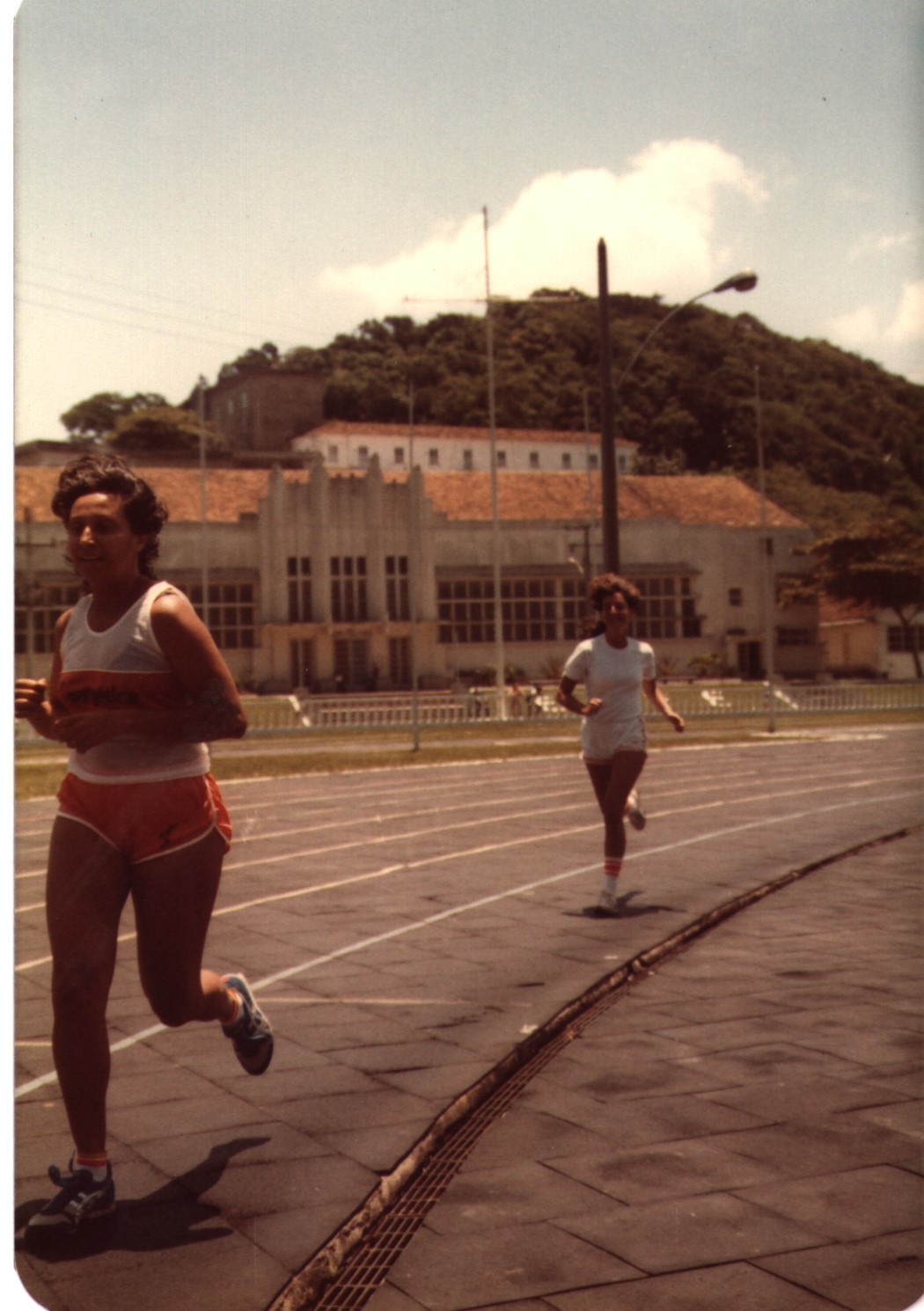 Maria Elizabeth Stussi tenta alcançar Angela Moura Marques na prova de atletismo das olimpíadas do BNDES. Ela ficou em terceiro lugar.
