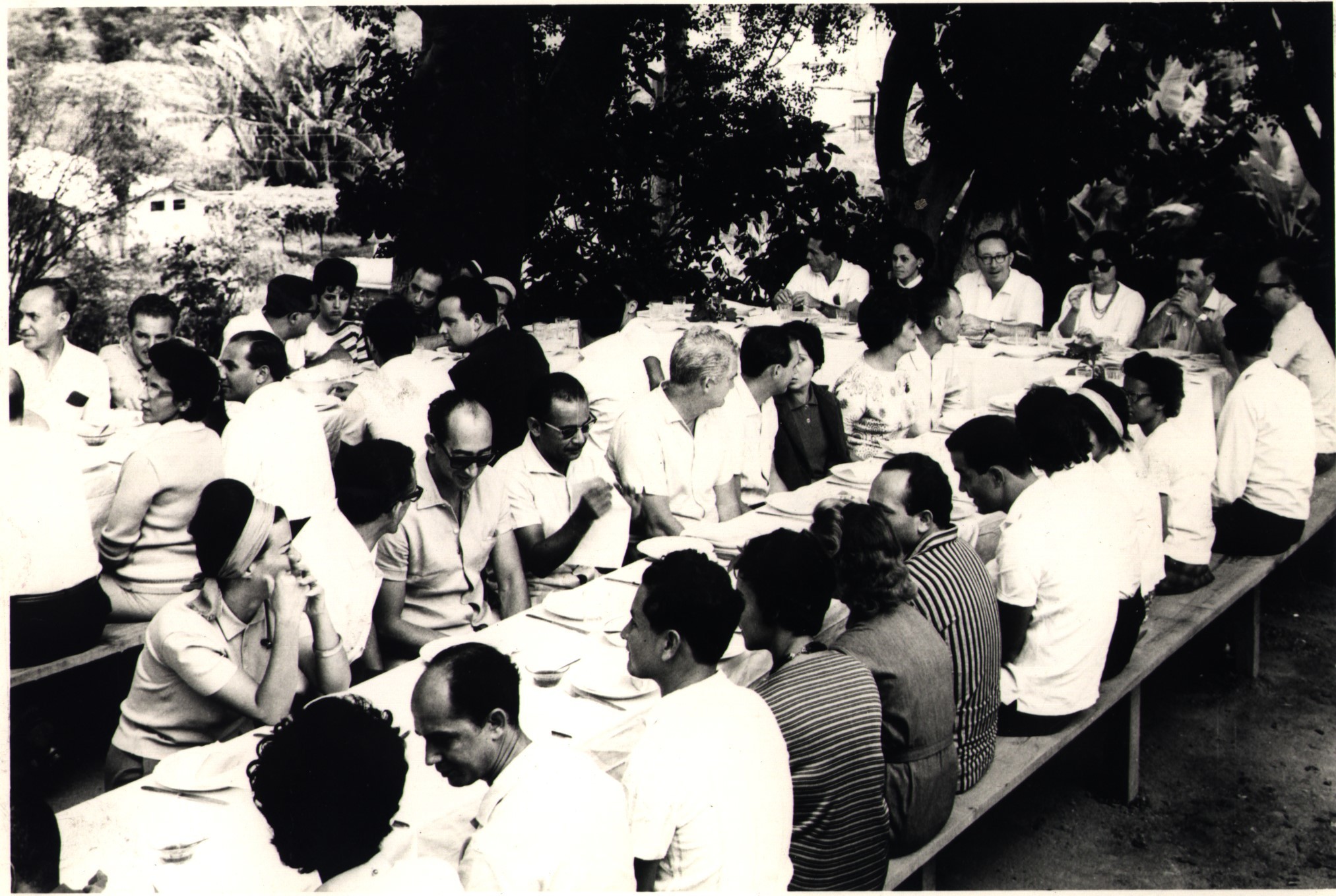 Feijoada aos colegas nomeados oferecida pela Associação dos Funcionários do Banco Nacional de Desenvolvimento (AFBNDE), da qual Henio era diretor social. Ocorreu na Pousada Clube Itaipava, para onde ia toda sua família. Na fotografia estão os diretores Jaime Magrassi de Sá, Genival de Almeida Santos (diretor-superintendente), Stael Lobo e Antônio Carlos Pimentel Lobo.