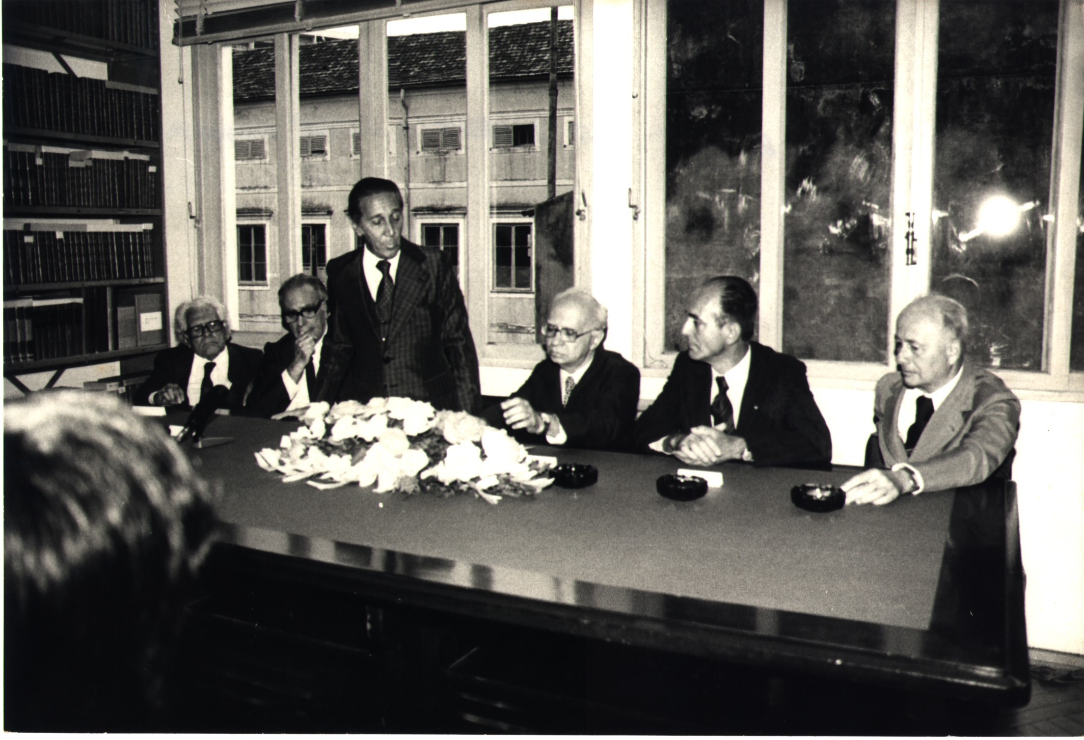 O BNDES ajudou financeiramente a editora José Olympio e nomeou a diretoria desse período. Henio foi indicado para ser diretor-superintendente no período de 1976 a 1979. Esq.-dir.: Austregésilo de Athayde, José Olympio, Henio, Josué Monteiro, Alberto Santos Abade e não identificado.