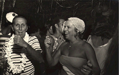 Henio e Elza Ressurreição se divertem na festa de pré-carnaval do BNDES.