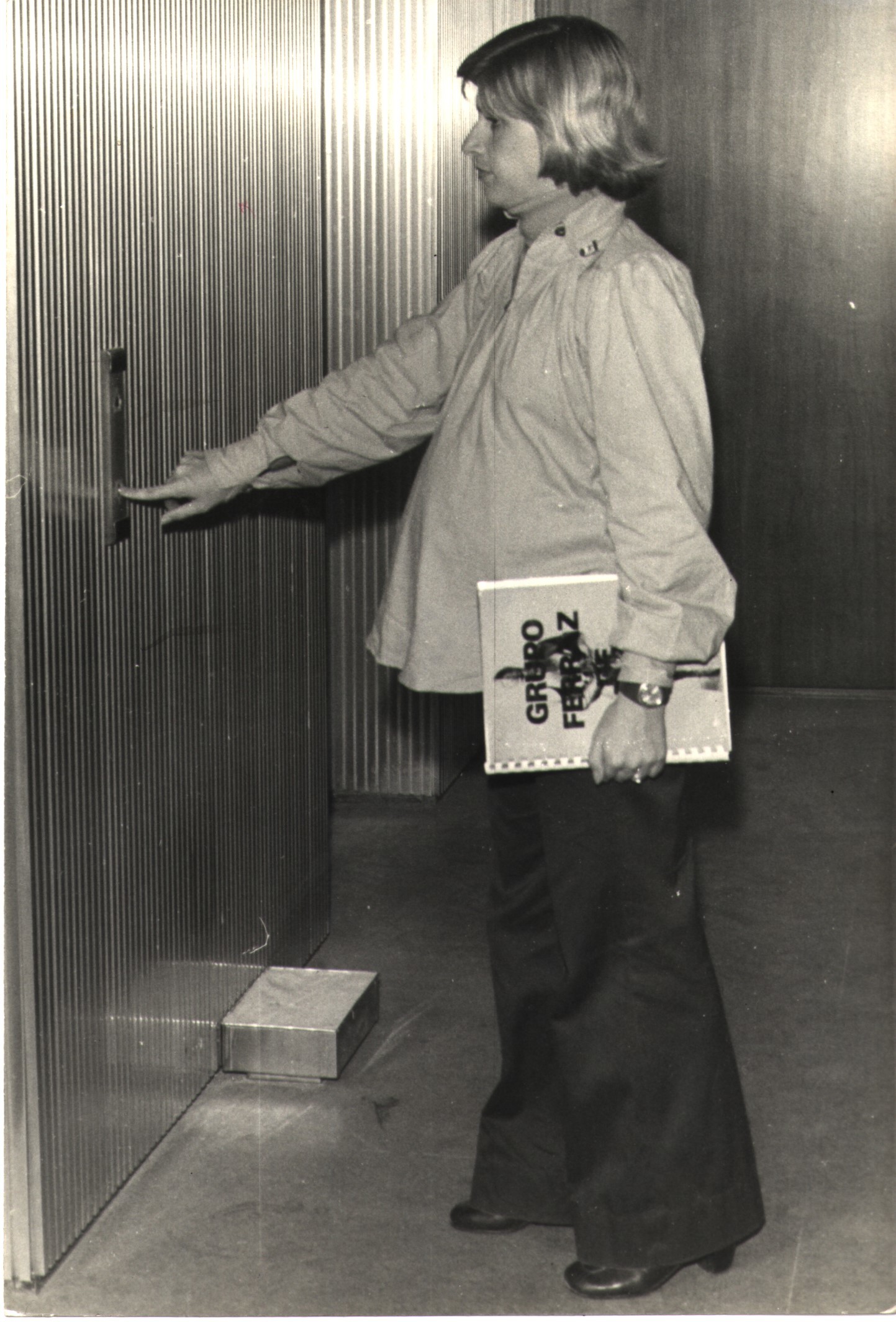 Grávida de sua segunda filha, Maria Lúcia foi flagrada pelo fotógrafo do BNDES, que depois lhe deu esta fotografia de presente, enquanto chamava o elevador no prédio da Avenida Rio Branco.  A pasta que carrega na foto é do Grupo Ferraz de Andrade, um cliente do BNDES.