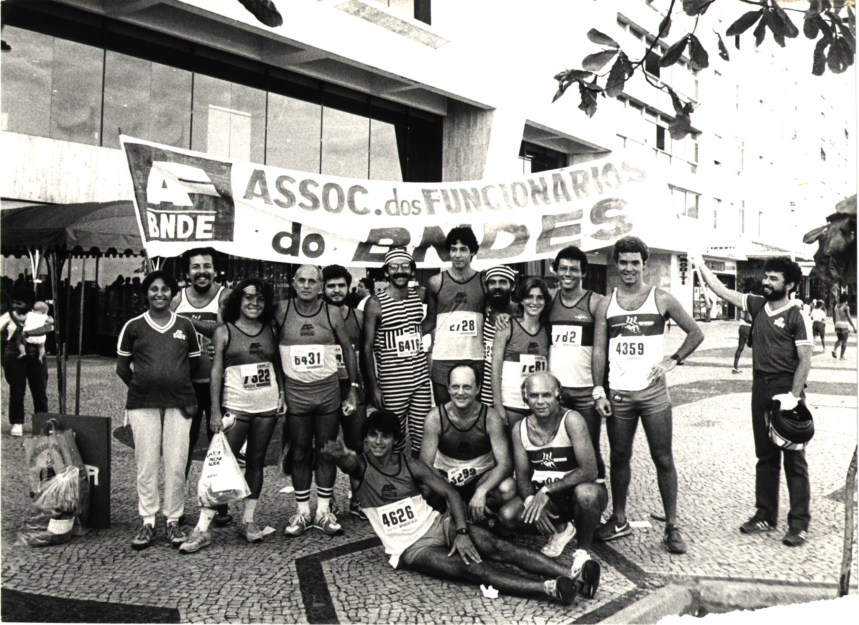 Grupo de corridas do BNDES, que participava de várias competições organizadas pela empresa. Foi a primeira maratona de Maria Lúcia, que conseguiu correr os 42 quilômetros até o fim. Da esquerda para a direita, estão presentes na fotografia: Carlos Henrique (frente, 1ª pessoa), Mônica (atrás, 3ª pessoa), Maria Lúcia (atrás, 9ª pessoa) e Roberto da Silva Andrade (ex-marido, abraçado com Maria Lúcia).
