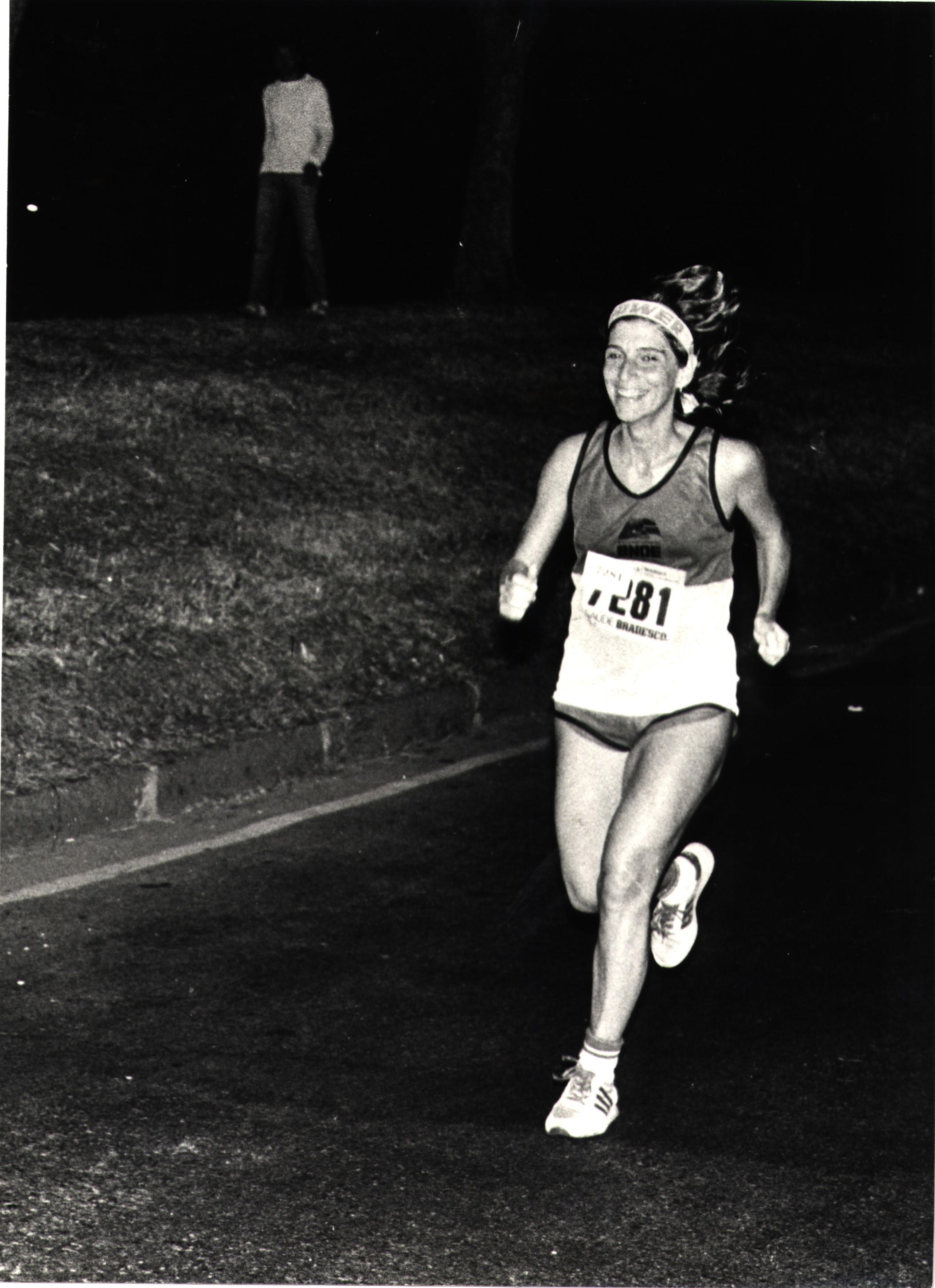 Maria Lúcia prestes a completar a maratona de 42 quilômetros organizada pelo BNDES.
