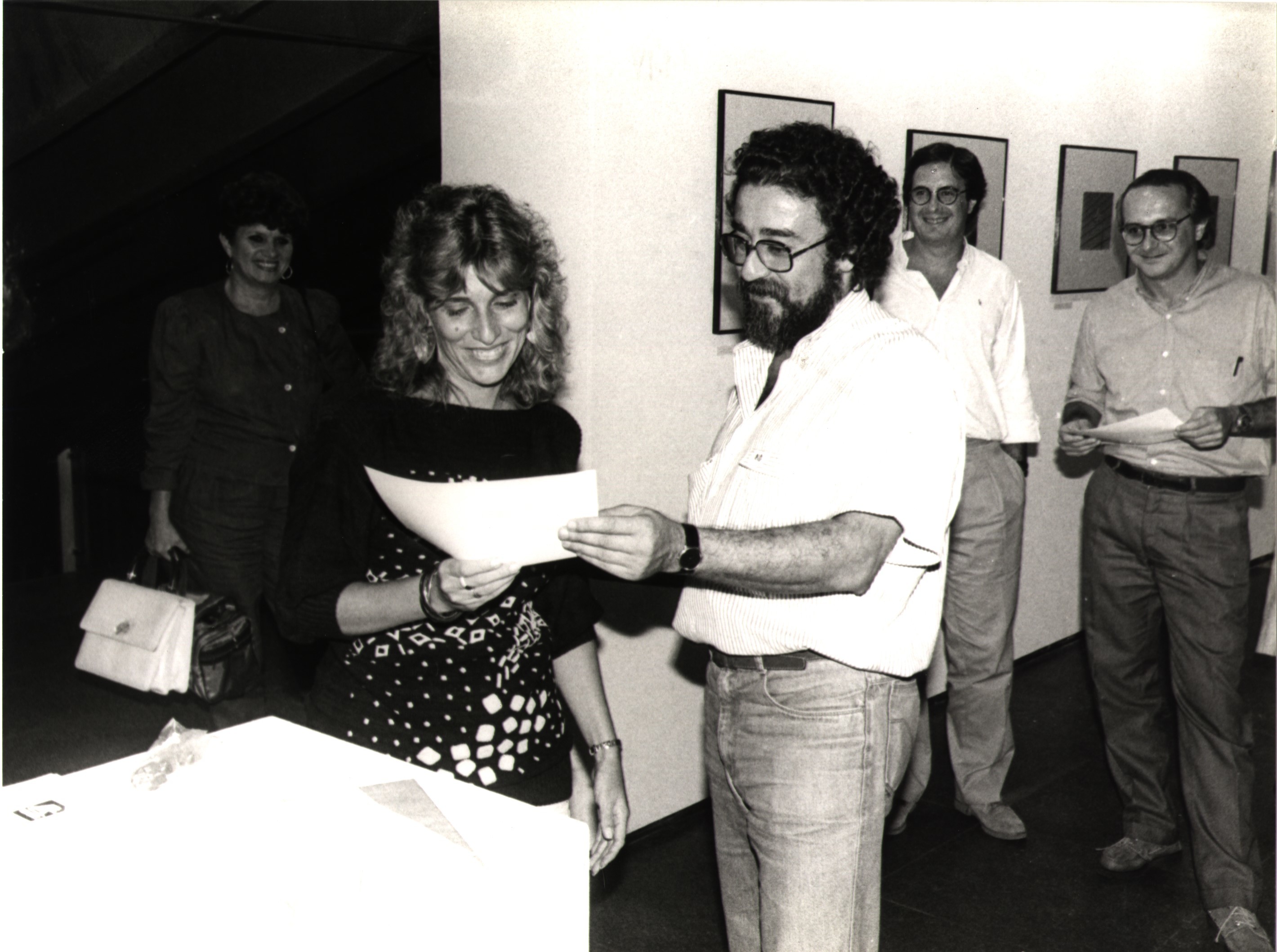 Maria Lúcia recebeu o primeiro lugar na categoria técnica da III Expofoto, evento fotográfico promovido pelo BNDES. Ela participava da competição todos os anos e sempre ganhava prêmios. As fotografias são selecionadas por fotográfos renomados. Esq.-dir.: não identificado, Maria Lúcia, Saraiva (presidente da AFBNDE), Eduardo Rath Fingerl (ex-diretor) e Carlos Rebouças (funcionário).