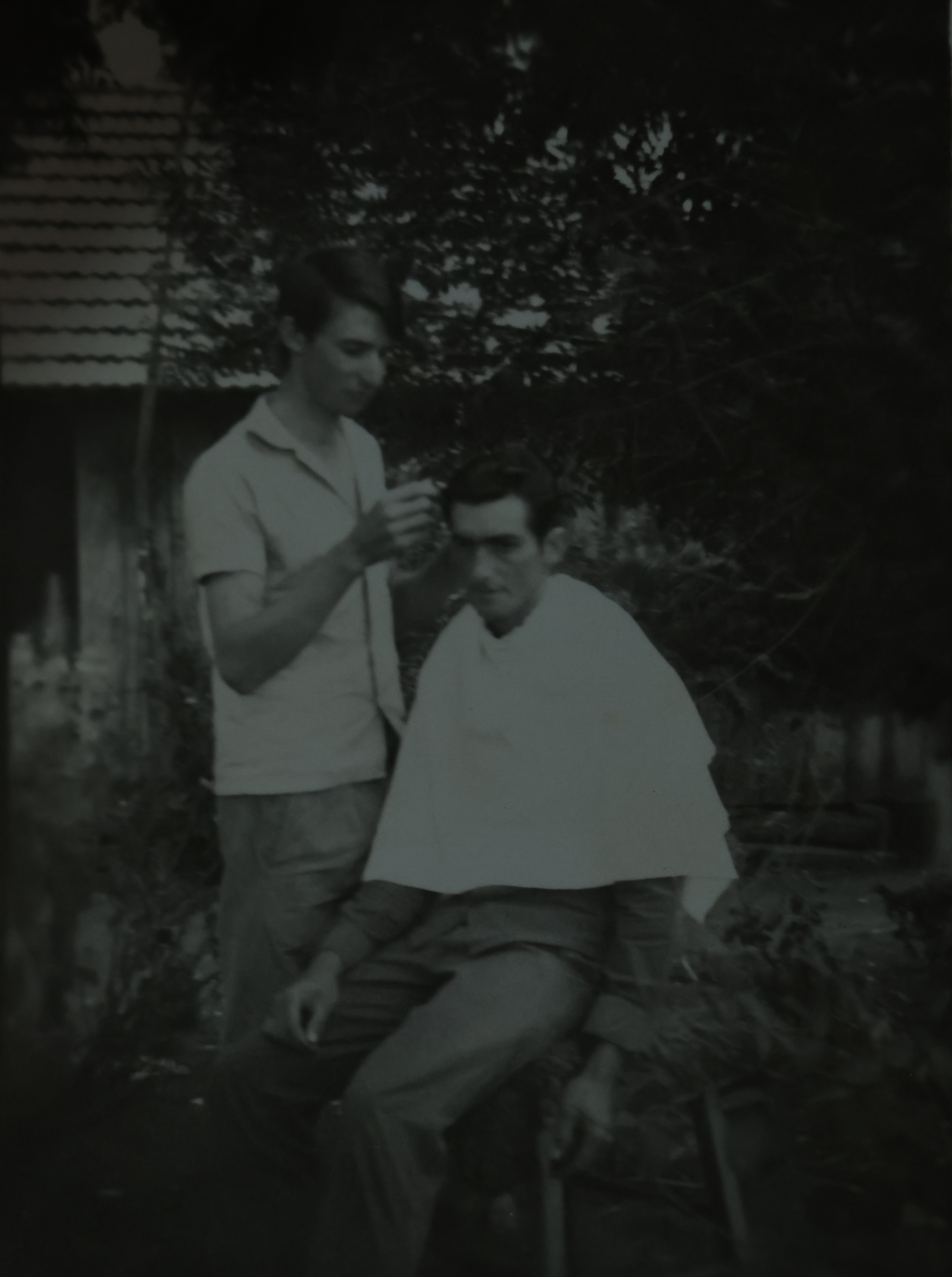 Jorge cortando o cabelo de um vizinho. Um homem de mil e uma utilidades.