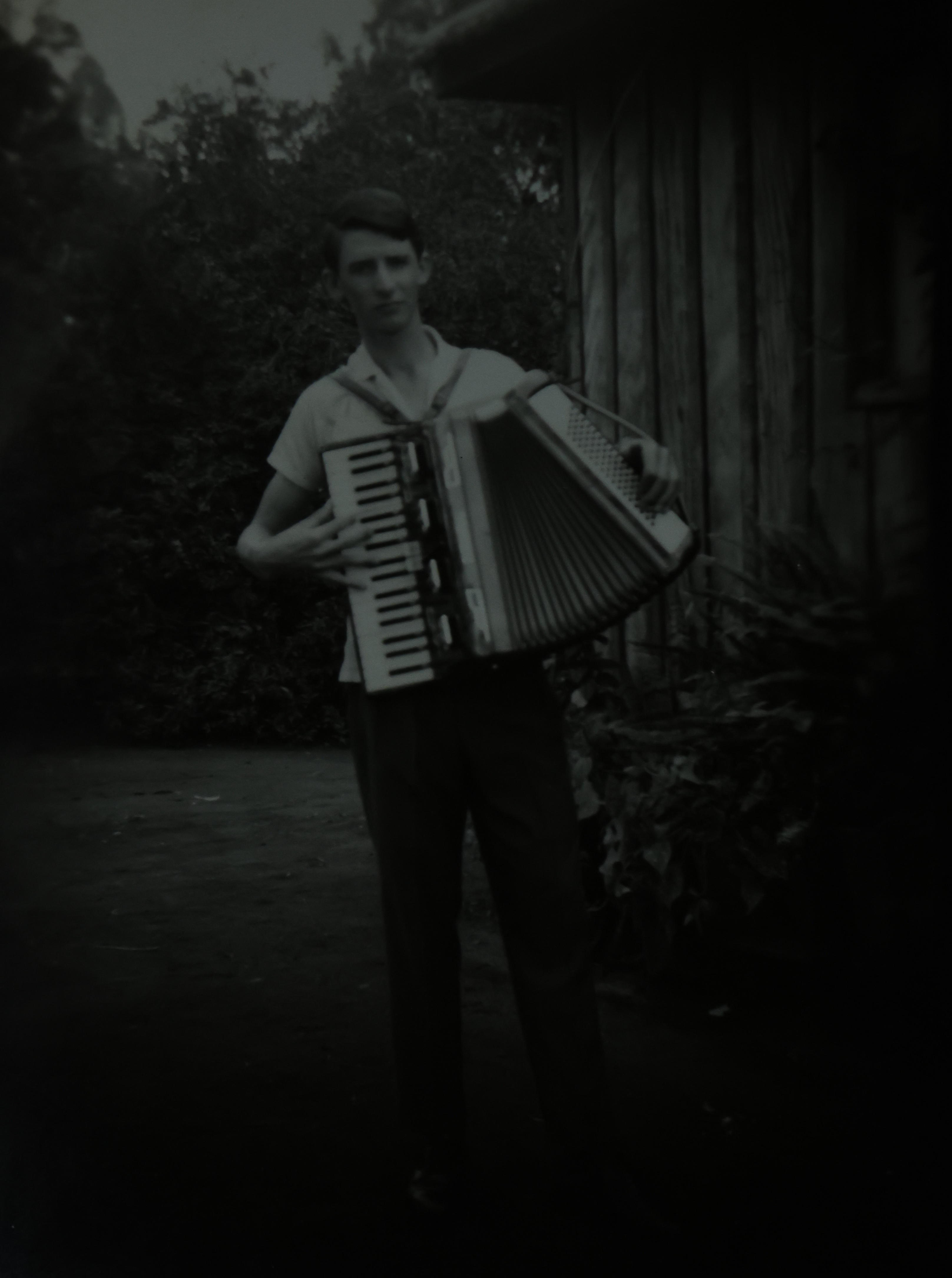 Jorge fazendo o que ama, tocando sanfona.