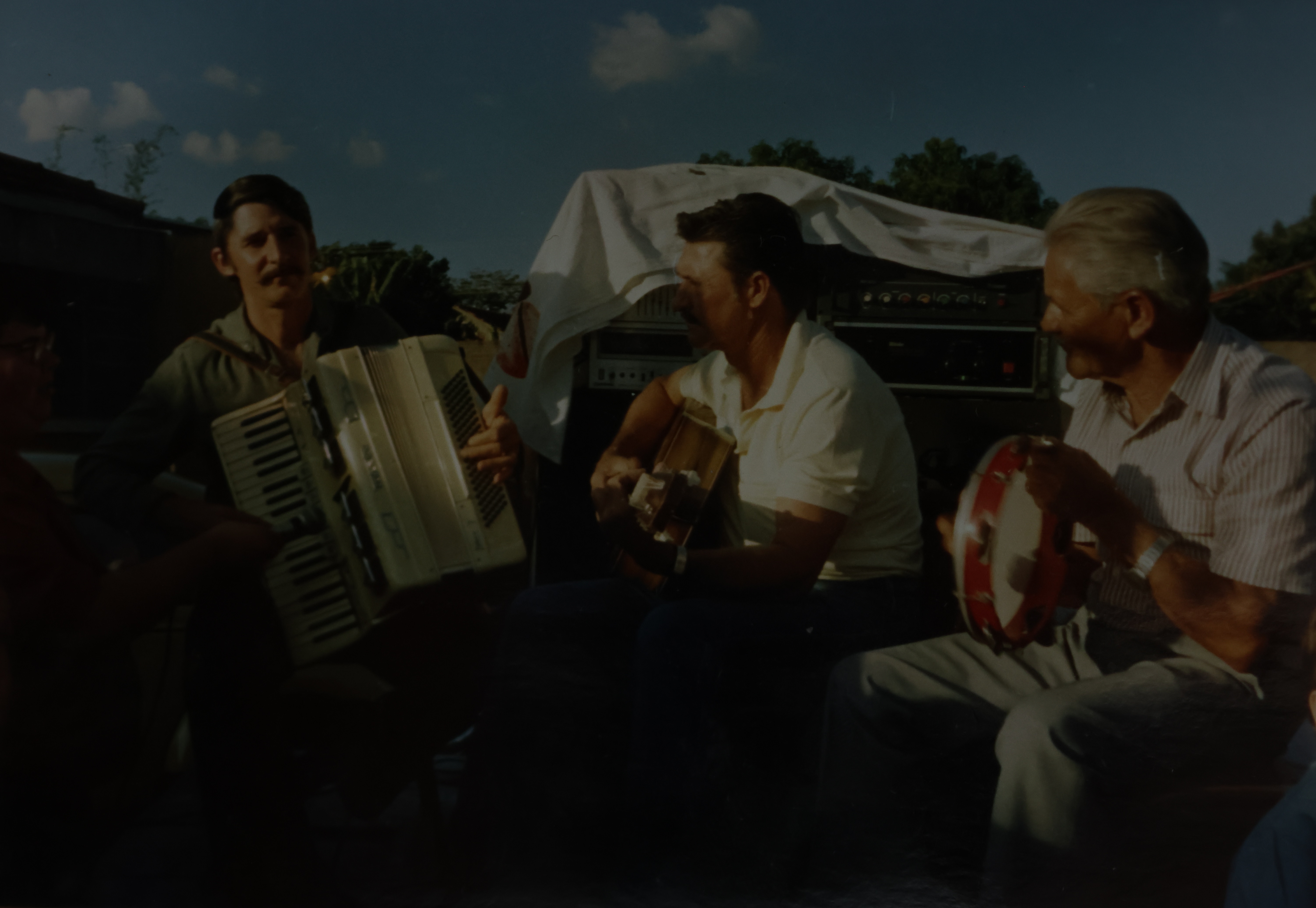 Jorge, na sanfona, acompanhado de amigos em cima de um caminhão que virava palco.