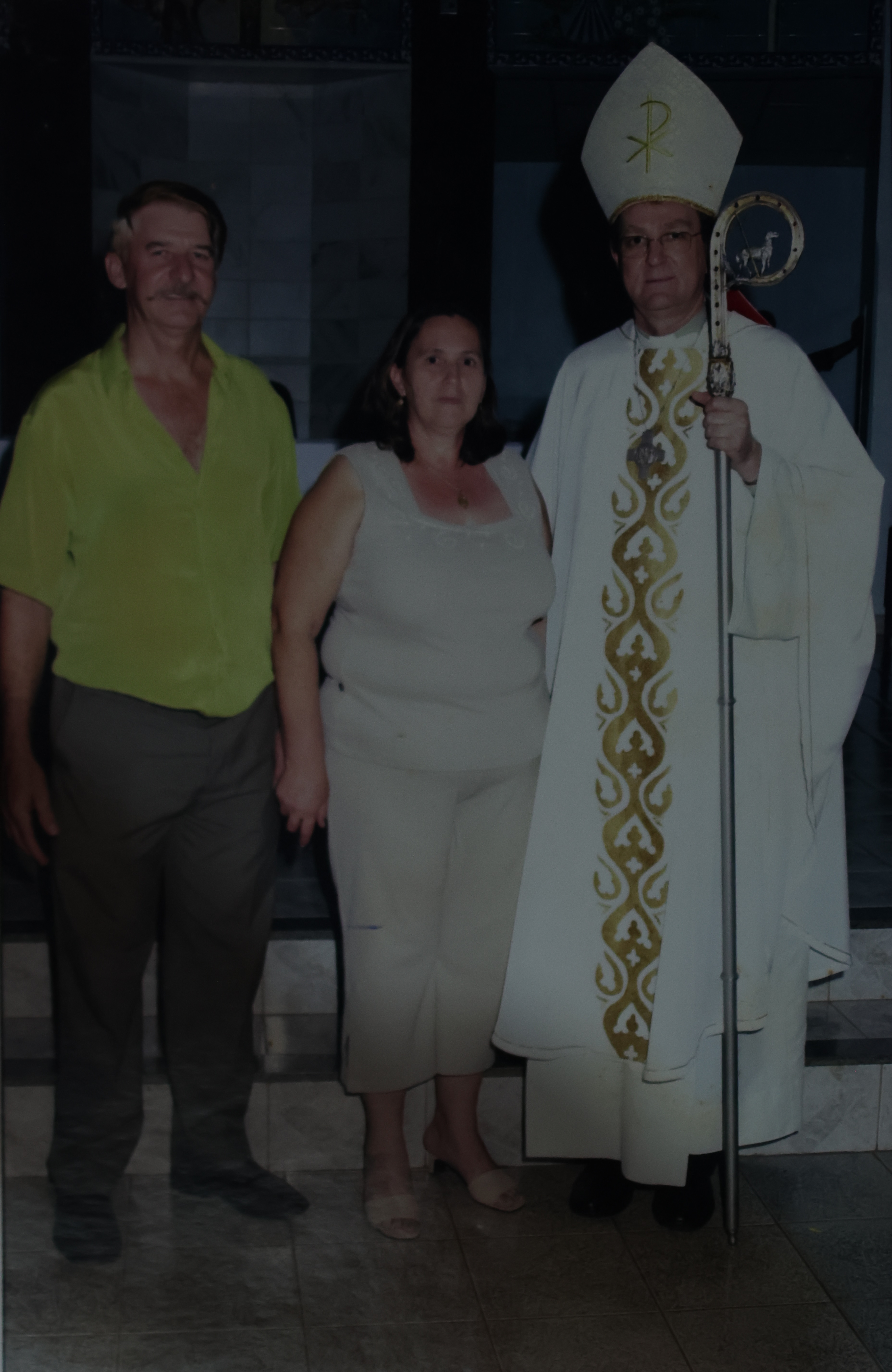 Bispo com o casal, Jorge e sua esposa, Ilca Fátima, na Igreja.