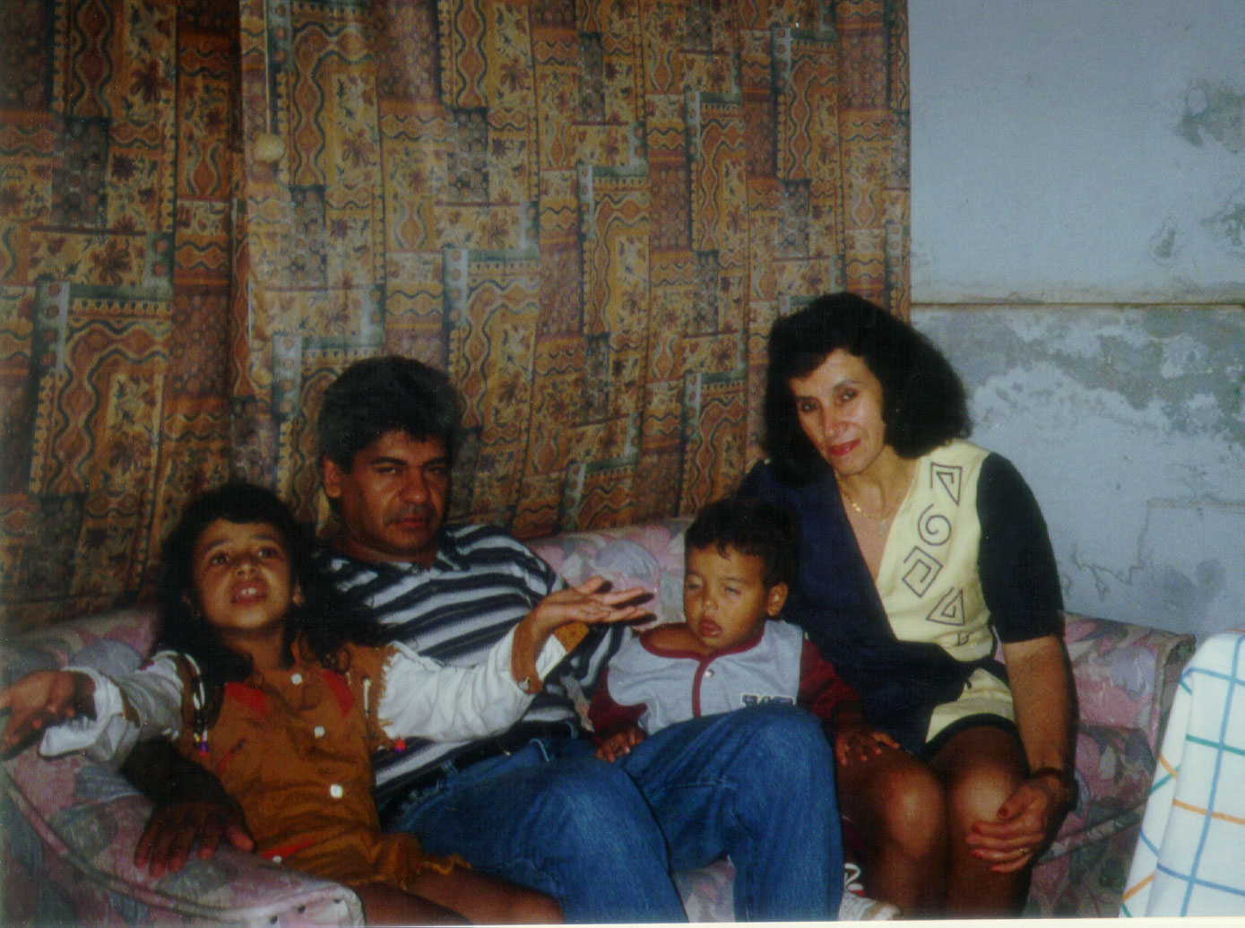 Geny e família em visita ao afilhado Gefferson. Ela costumava viajar com a família nos finais de semana para visitar seus parentes e gostava de ir para as cidades de Caldas Novas e Goiânia para visitar shoppings. Para viabilizar suas viagens, costumava trocar os horários no trabalho com uma amiga. Esq.-dir.: Andréa, Osvaldo, Gefferson e Geny.