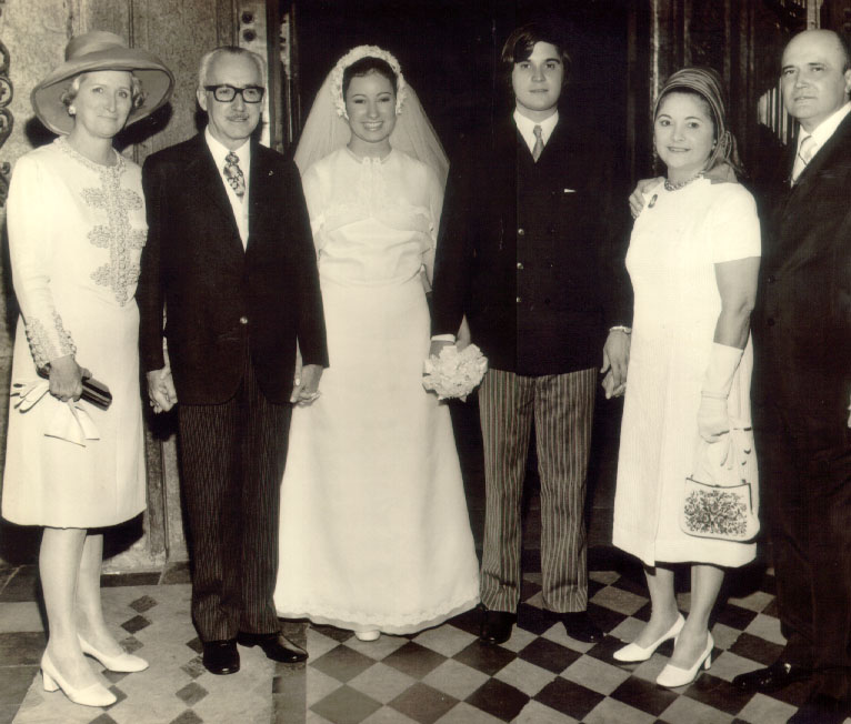 Os pais da noiva, os recém casados e os pais do noivo.