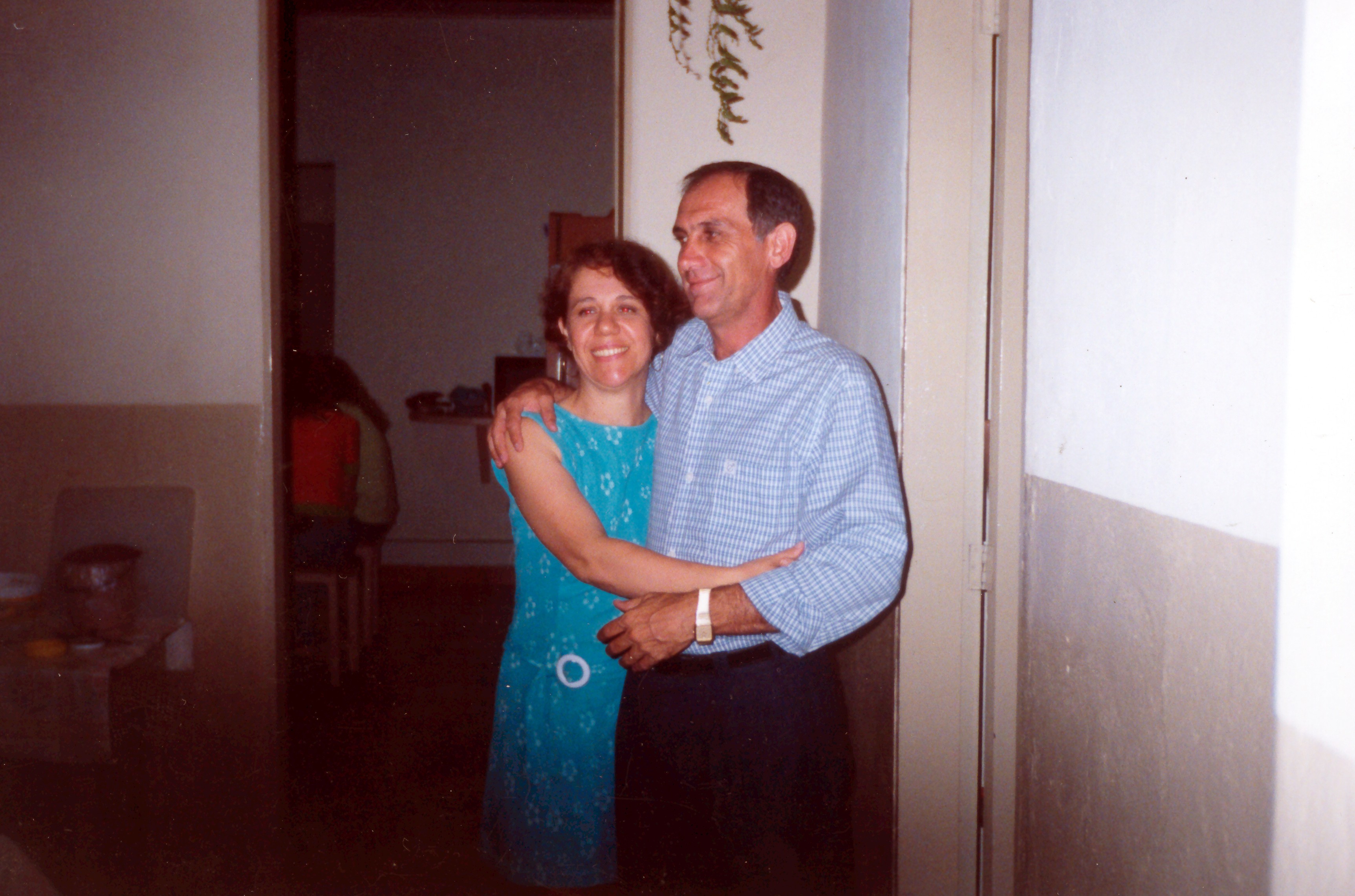 Alaerte Machado e sua esposa Ana Cristina abraçados na casa de sua mãe.