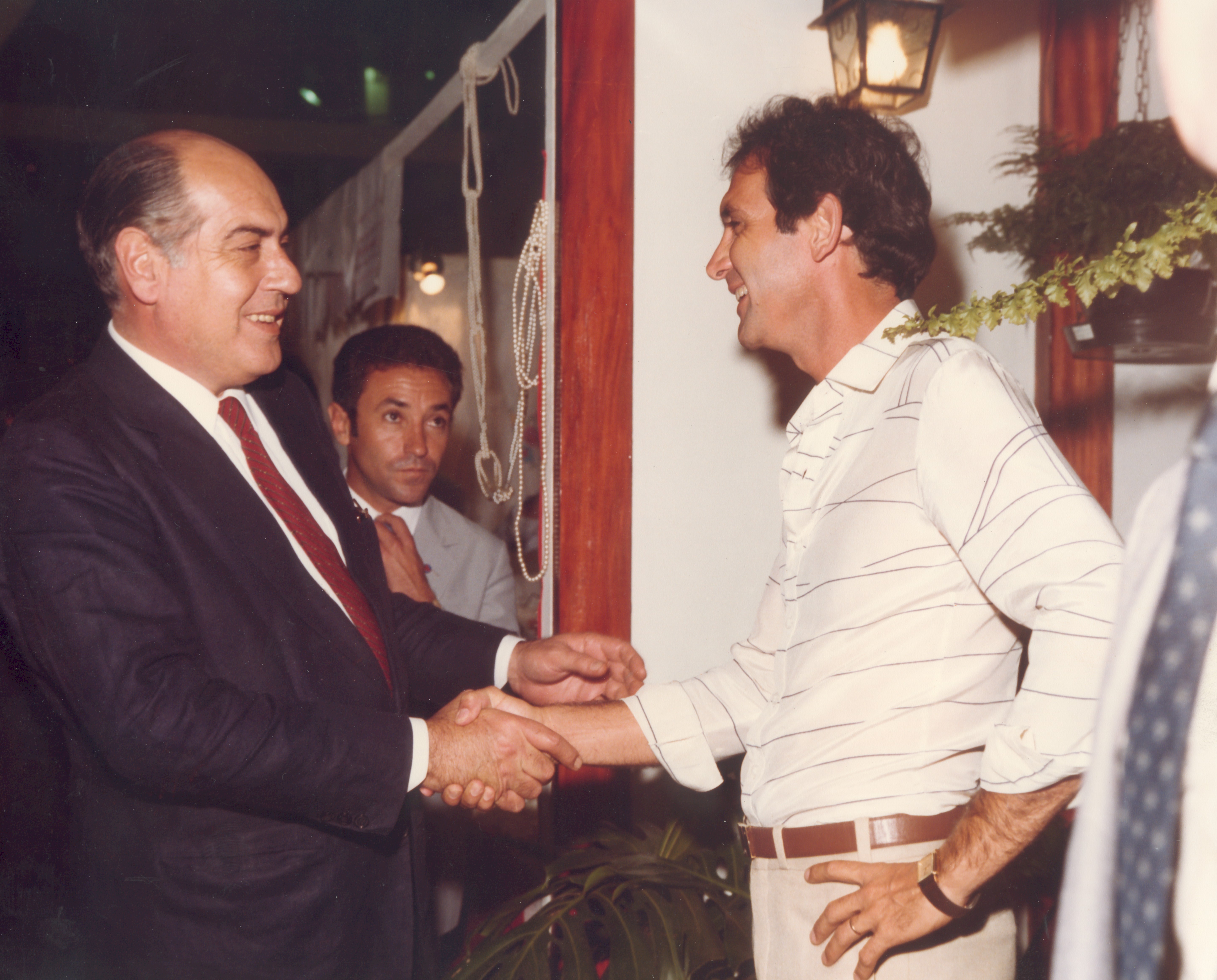 Alaerte Machado (à direita) cumprimentando o governador de Minas Gerais, Hélio Garcia, em exposição ABC-Árvore na Feira Nacional da Indústria de Uberlândia (Feniub). Lá, passou a amar e conhecer a importância da natureza, inclusive com o mercado.