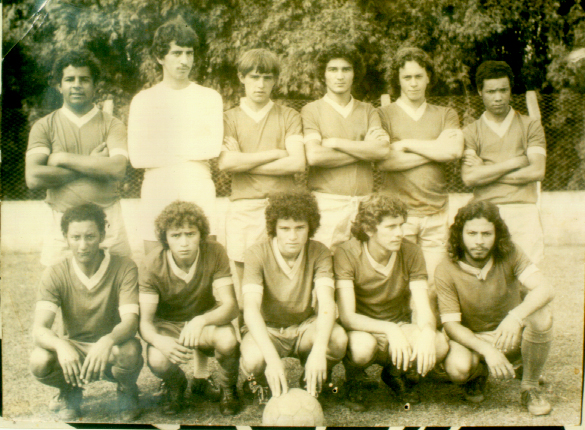José Antonio no dia em que estrearam o uniforme do IAP, time que montou com o Fernando, seu melhor amigo. Eles jogavam nas redondezas da cidade onde morava, Coromandel. De cima para baixo, da esquerda para a direita: Márcio, José Antonio, Flávio (Piqui), Quebra-queixo, Laerte, Zico (Piteiras), Douradinho, Tonho, Bila, Fernando, Mundico.