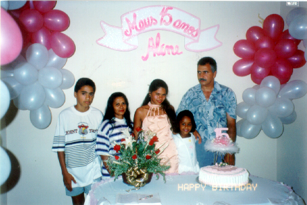 José comemora o aniversário de quinze anos de Aline (ao centro), sua filha. Ela ganhou uma faixa, assinada por toda a sua família, com os dizeres: 