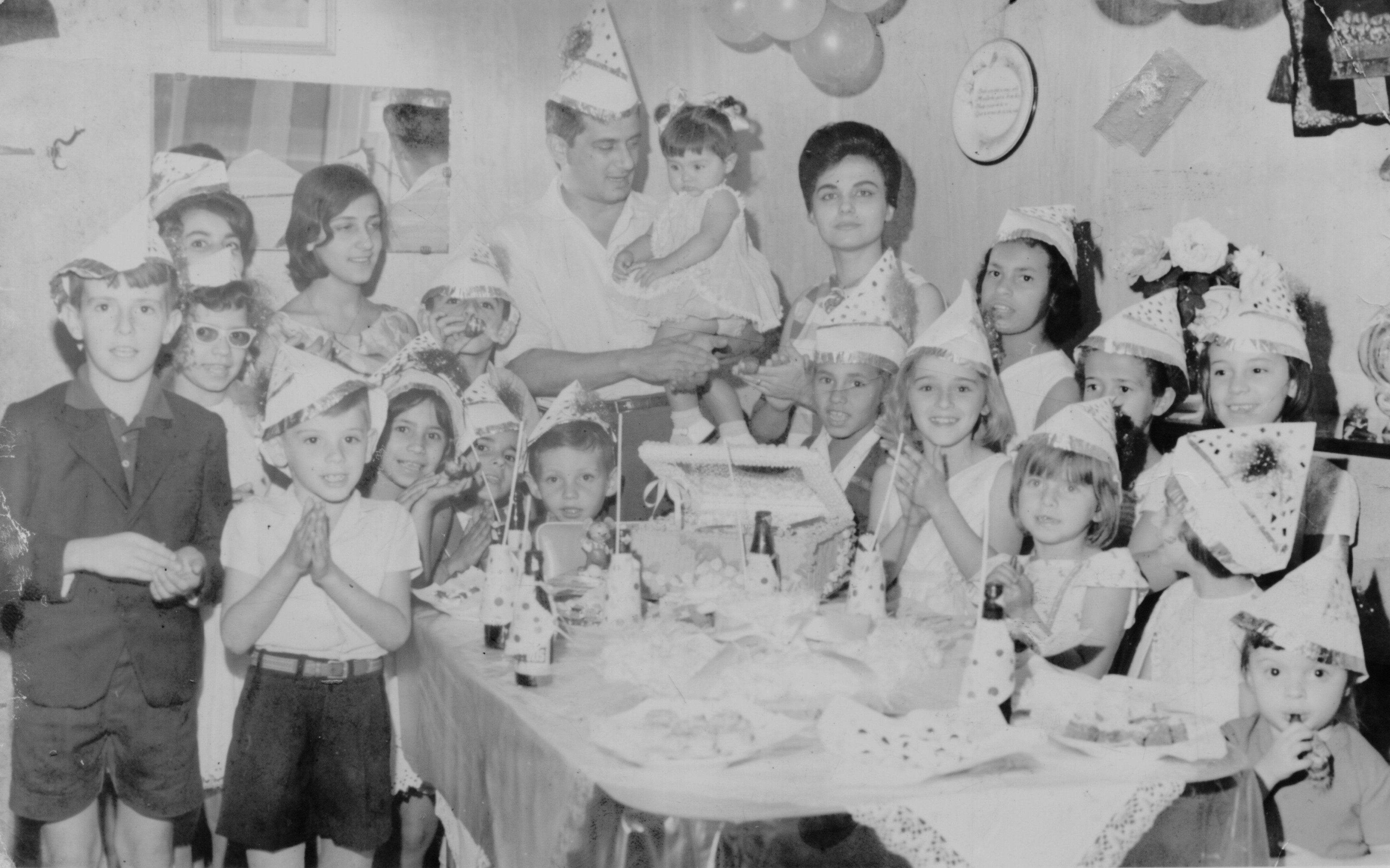 Ao lado da esposa Irlene, Arly segura a filha Viviane no colo, na comemoração de dois anos de idade da menina.