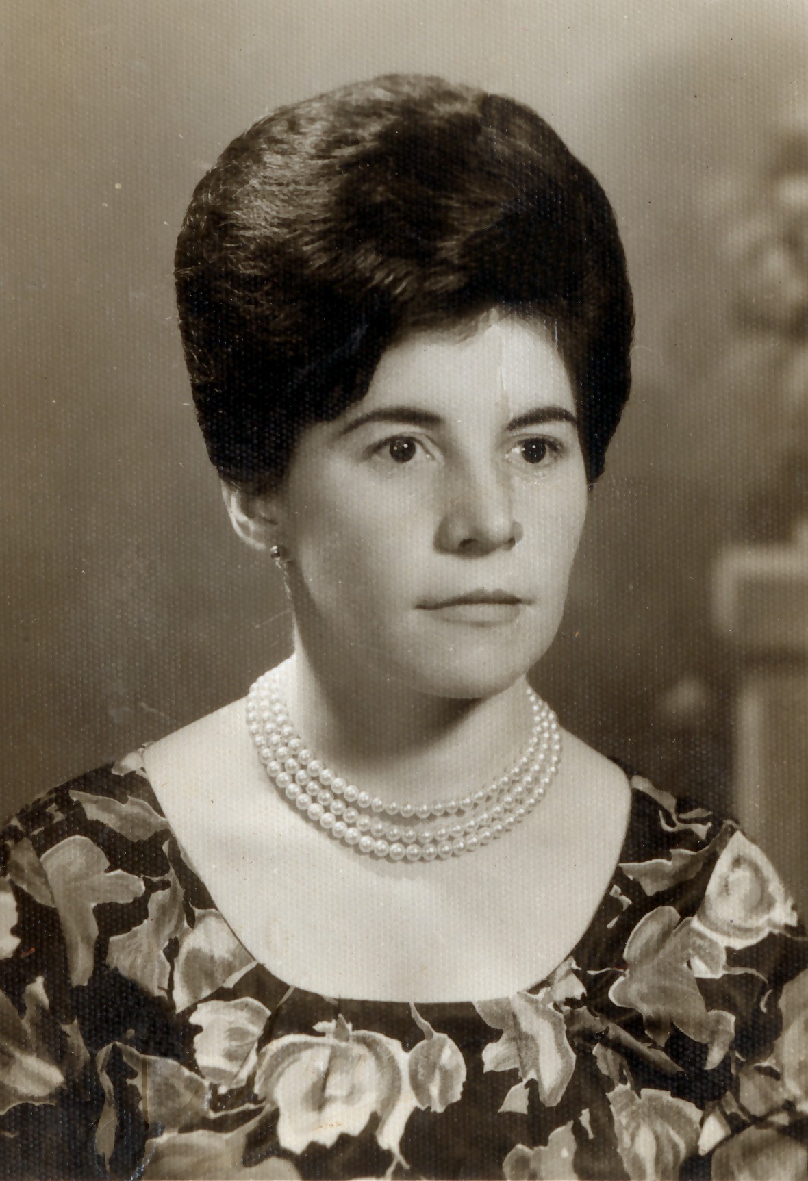 Retrato de Déa quando chegou em Uberlândia. Ela veio de Uberaba, onde ficou com o pai até que a pensão dele fosse vendida, e começou a trabalhar na Companhia de Telecomunicações do Brasil Central (CTBC).