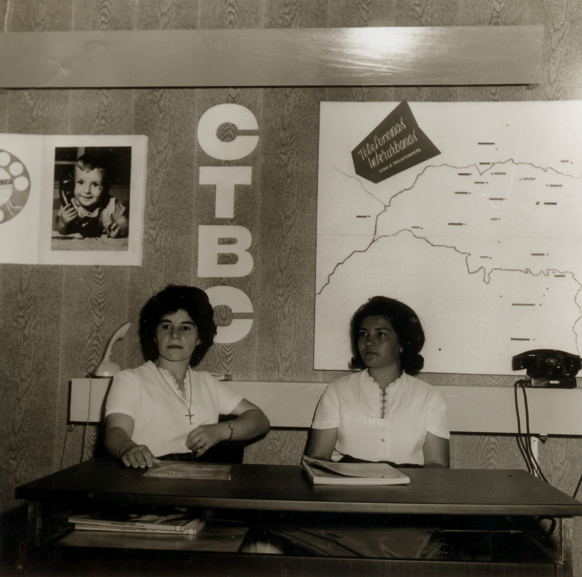 Déa Silva e Maria de Lourdes Jacinto em um estande da Companhia de Telecomunicações do Brasil Central (CTBC) na Feira Agropecuária do Parque de Exposições. As duas estavam ali para demonstrar as informações da empresa.