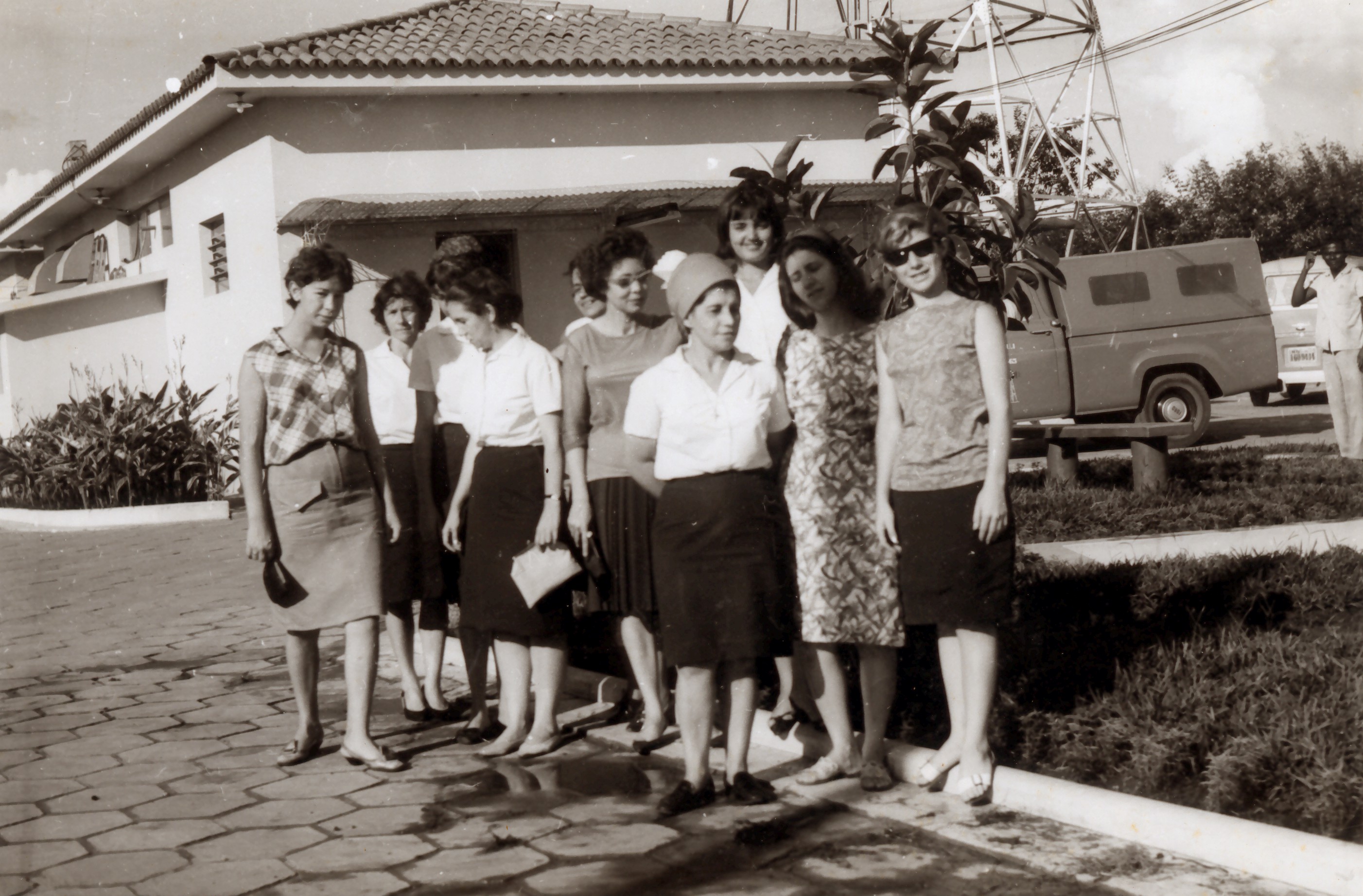 Déa e amigas do trabalho em visita à fábrica da Pepsi no Distrito Industrial. Ela está de lenço, à frente, vestida com o uniforme da Companhia de Telecomunicações do Brasil Central (CTBC).