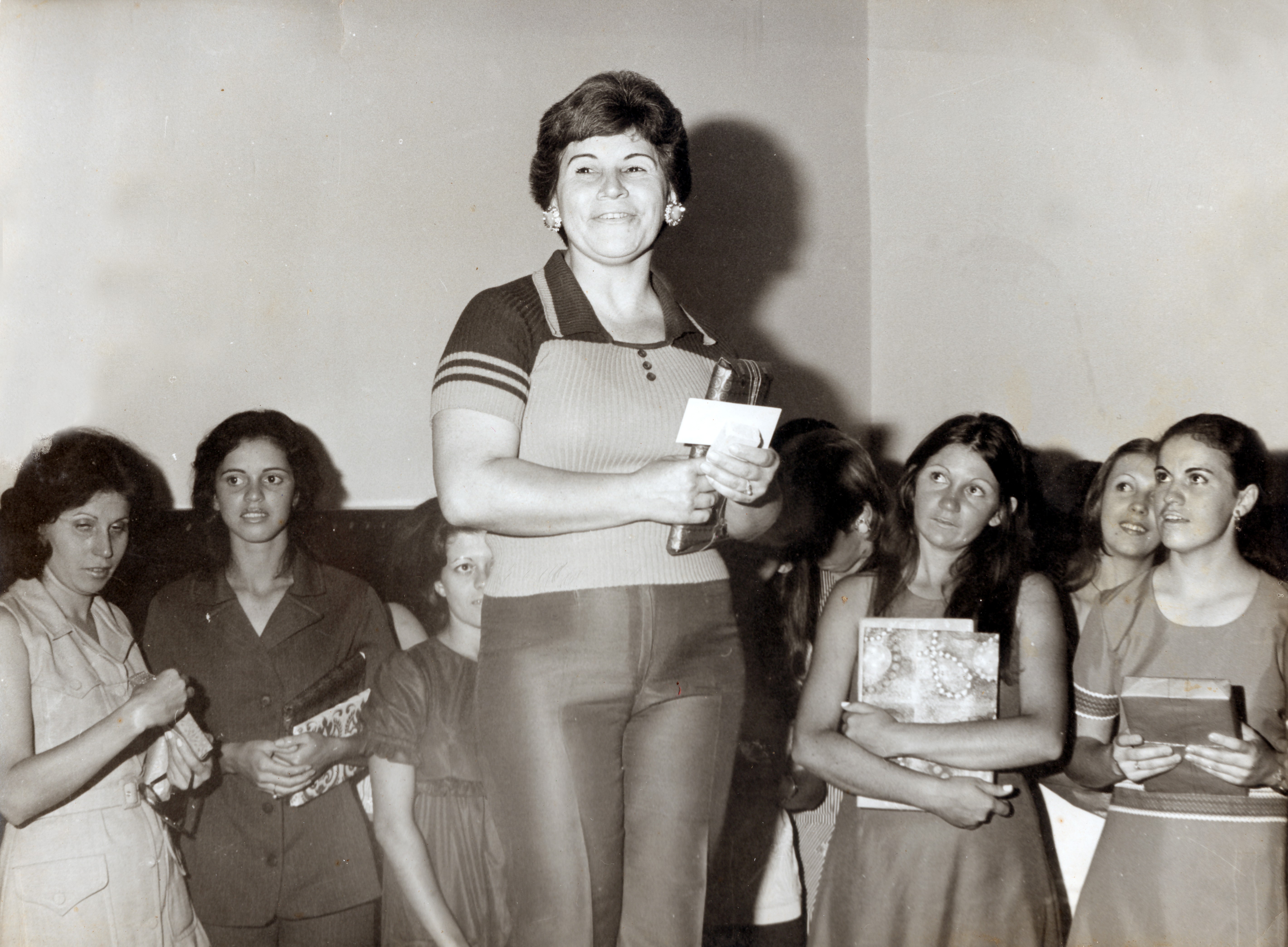 Déa revela o seu amigo oculto na festa de fim de ano da Companhia de Telecomunicações do Brasil Central (CTBC). Esq.-dir.: Idalma, Gláucia, não identificado, Déa, não identificado, Selma, Olerir e Edna.