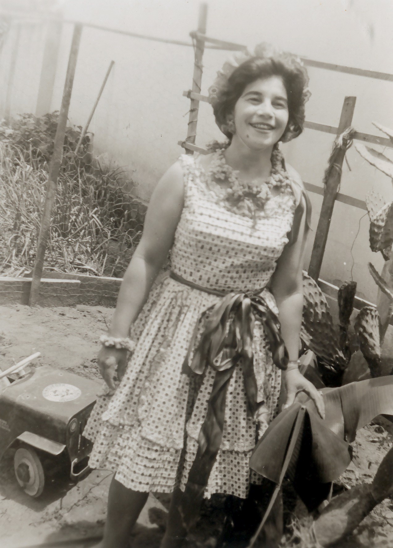 Déa, no quintal de sua casa, fantasiada à carater para a Festa Junina da Companhia de Telecomunicações do Brasil Central (CTBC).