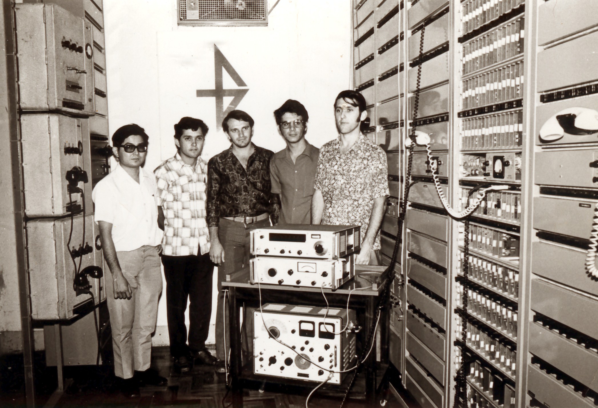 Antônio e colegas de trabalho no departamento de longa distância da Companhia de Telecomunicações do Brasil Central (CTBC), que ficava no prédio da Avenida João Pinheiro. Esq.-dir.: Katsonory Simabokvro, Antônio Carlos, não identificado, Daisson e Walter Machado.