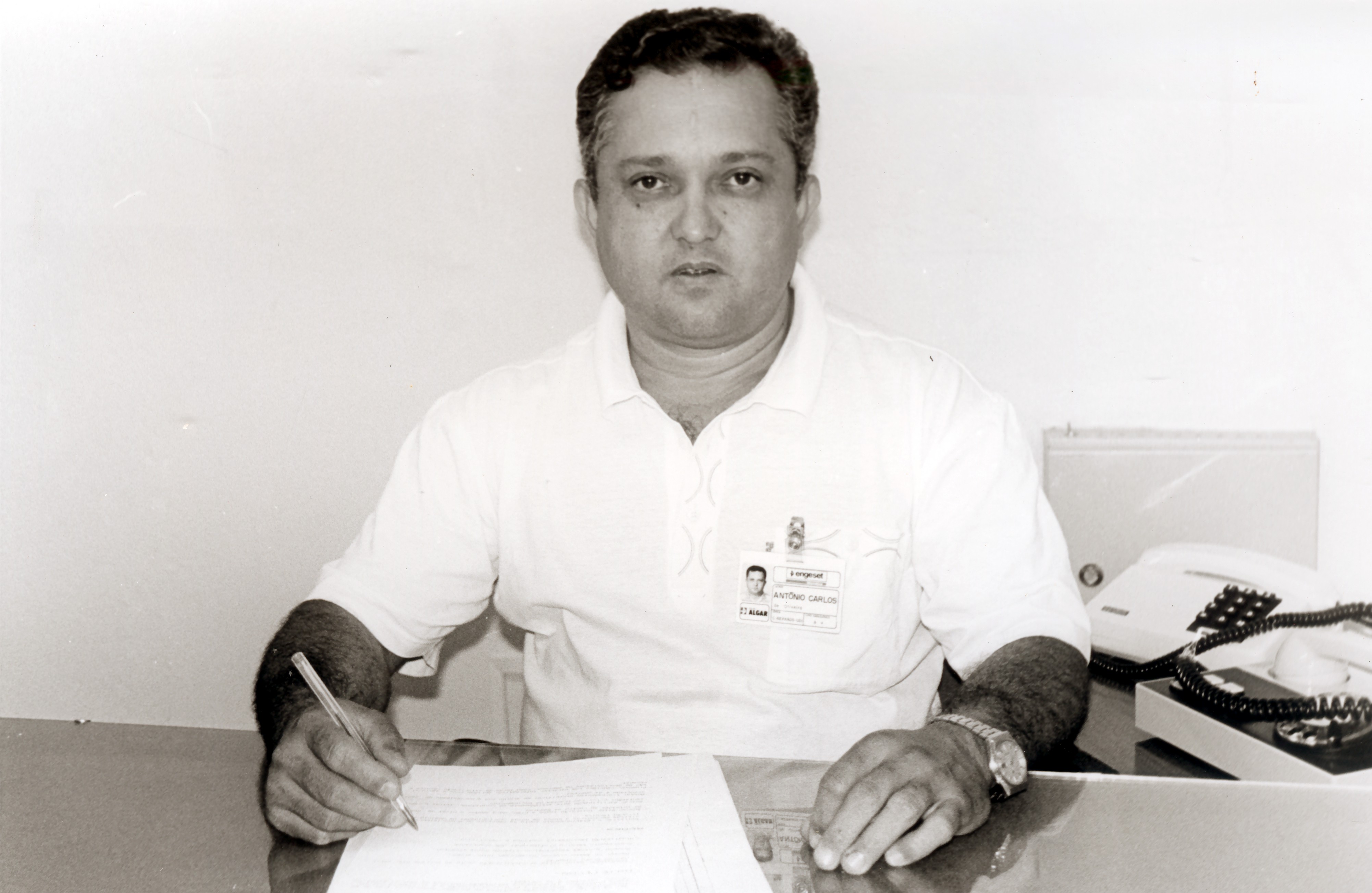 Antônio Carlos em sua mesa de trabalho no Centro de Reparos da estação Jaraguá. A fotografia foi tirada para ser levada junto com as de outros coordenadores à diretoria do Grupo Algar, que nem sempre podia conhecer a todos pessoalmente.